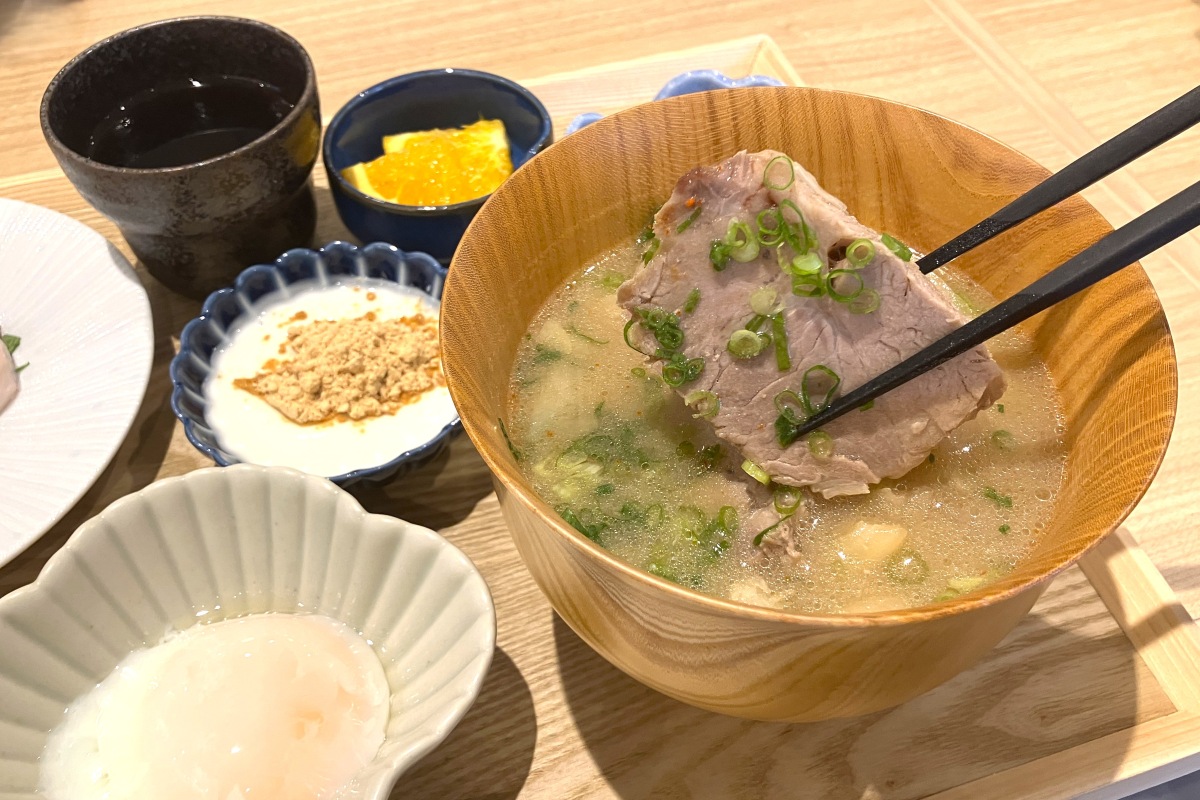 スープの具材が大きく、豚肉がゴロっと入っている