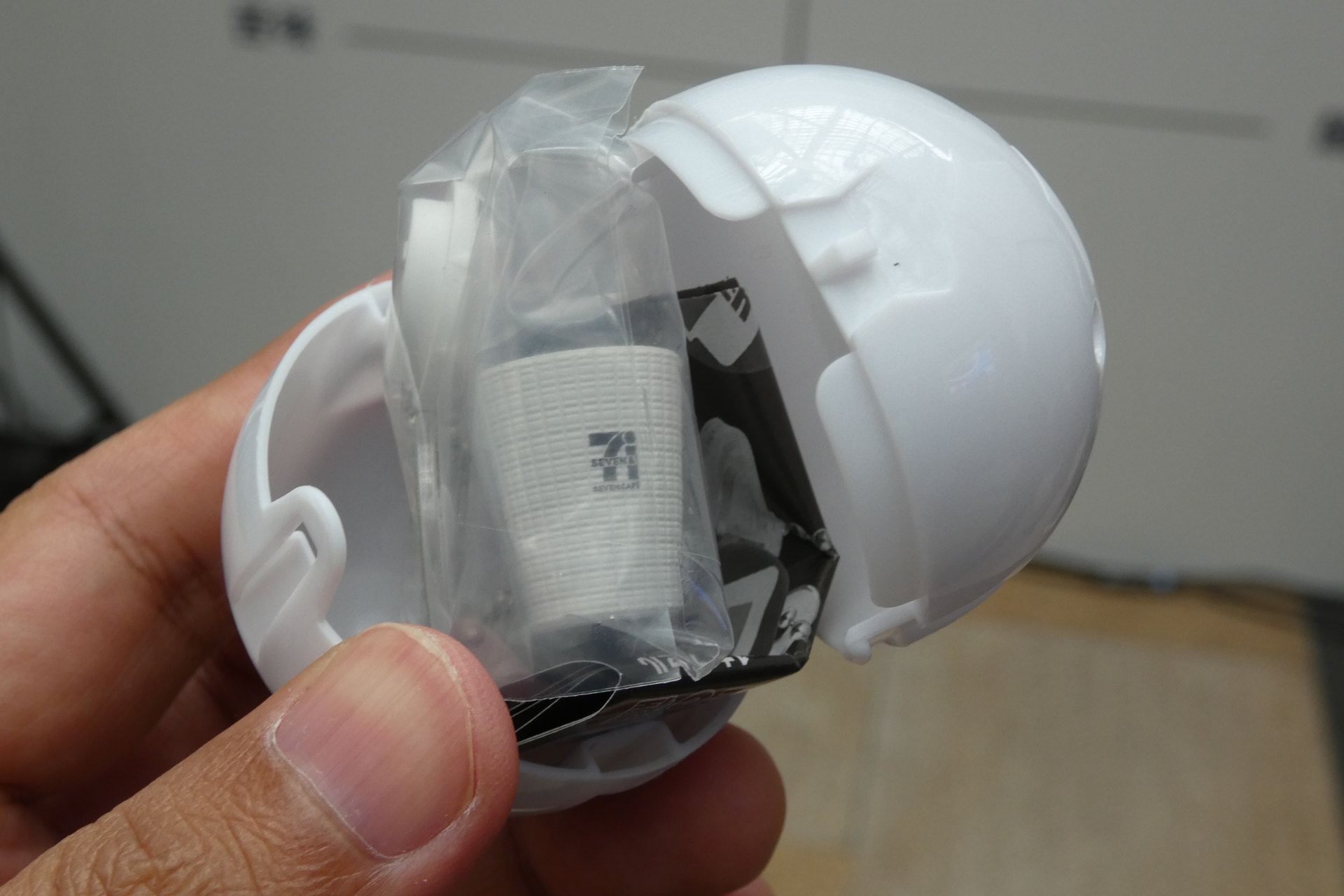 セブンカフェシリーズのミニチュアチャームがもらえるガチャのコーナーも