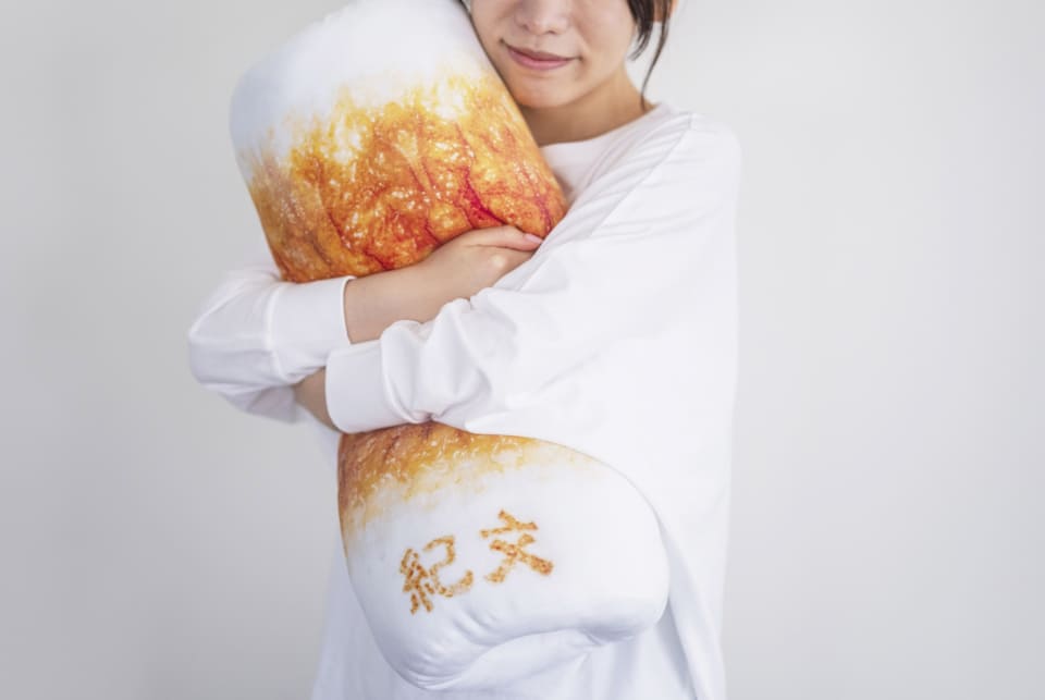 ビッグなちくわ抱き枕クッション 紀文食品】作るからには本物そっくりに。「ちくわ」をビッグな