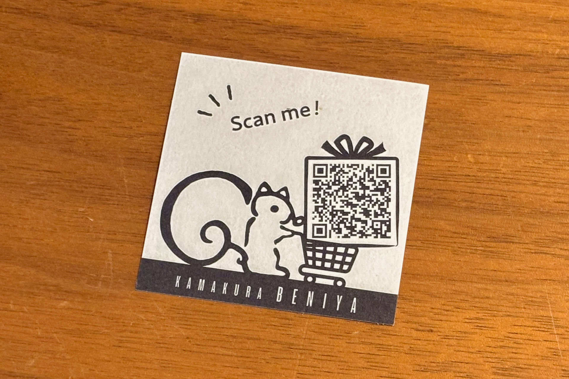 ミニカードが付いていて、QRコードをスキャンすると鎌倉紅谷のWebサイトが表示されます