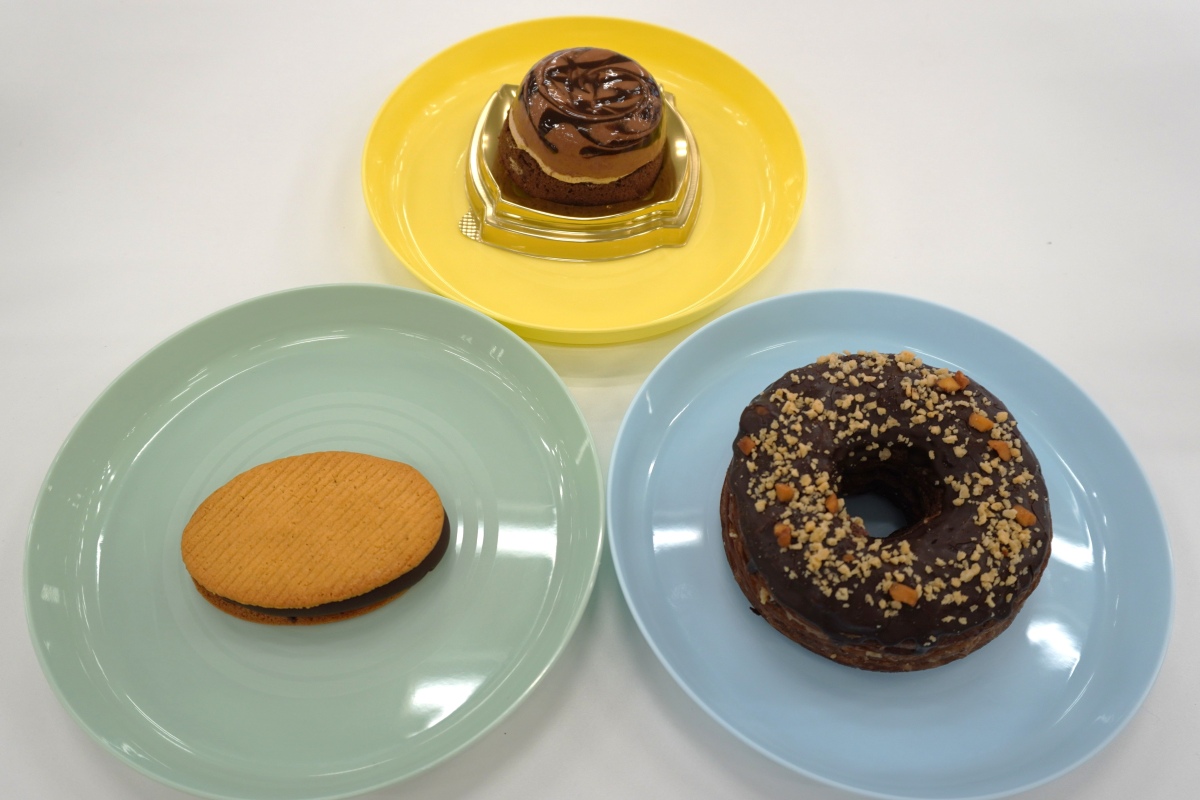 濃厚ショコラドームケーキ（上）、クリスピーチョコサンド（左）、トリプルチョコクロワッサンドーナツ（右）
