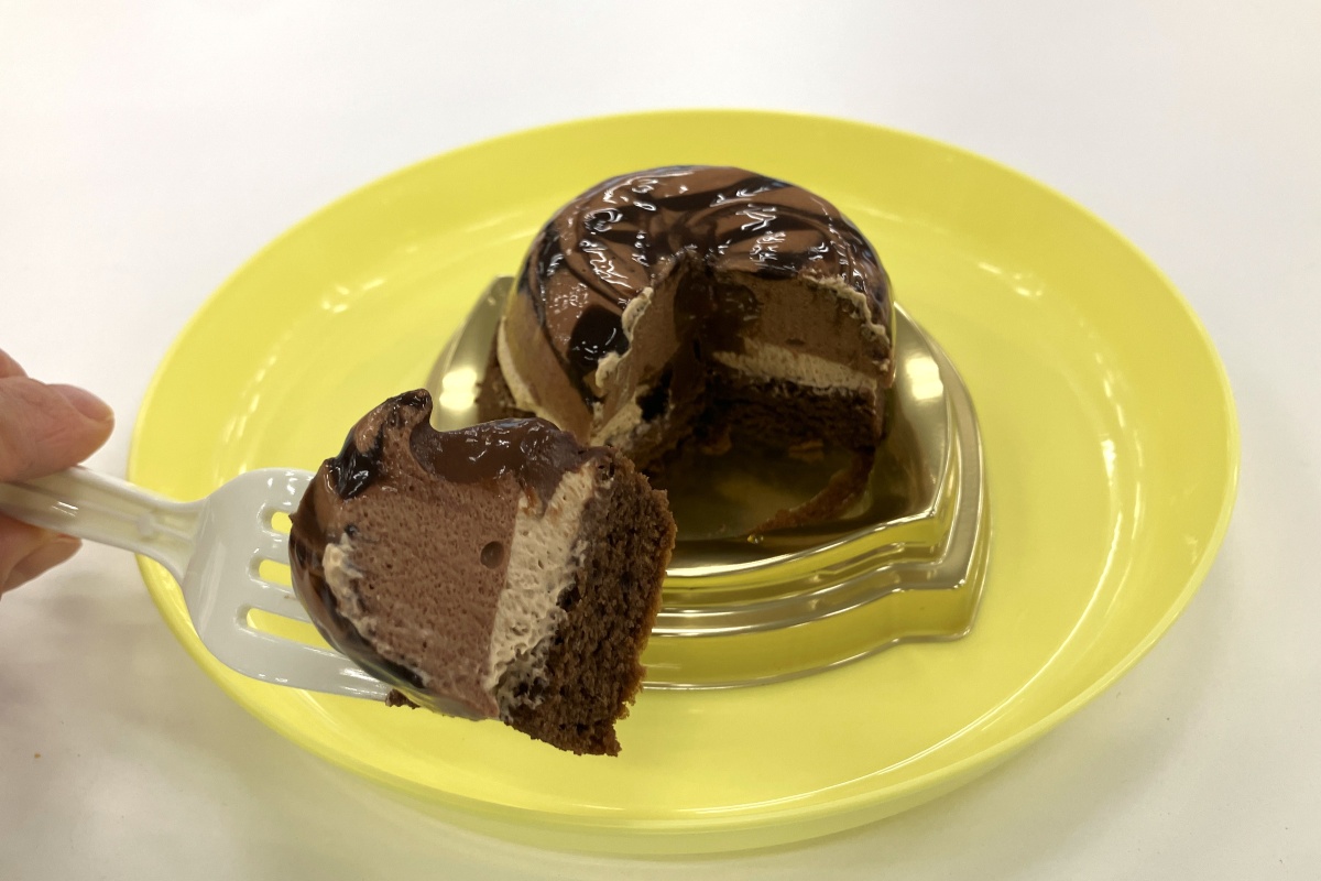 「濃厚ショコラドームケーキ」の中央にはチョコソースが入り、とろりとしている