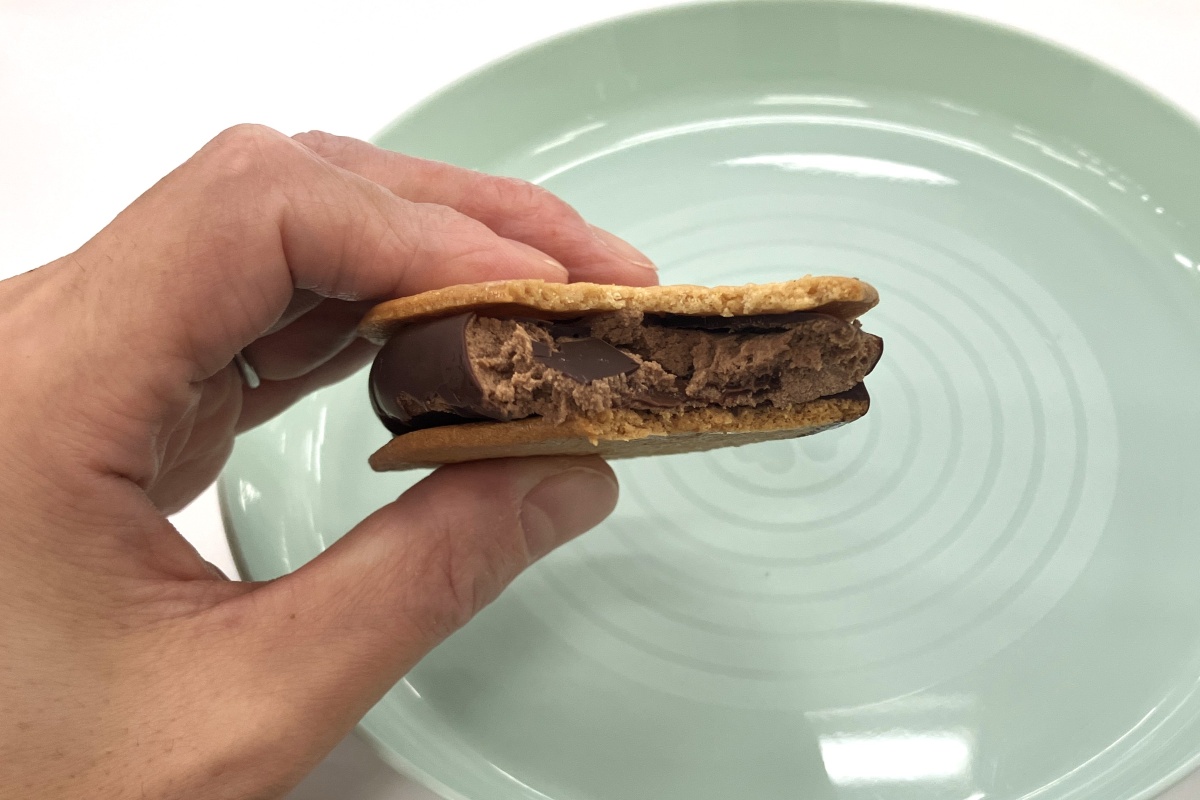「クリスピーチョコサンド」はビスケットがサクサク、中のムースはふんわり