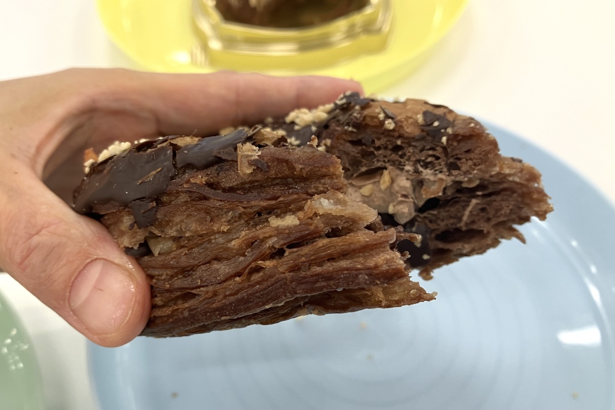 「トリプルチョコクロワッサンドーナツ」の中にはチョコホイップ、チョコソースが入る