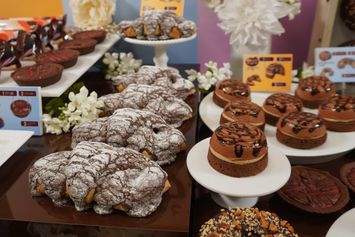 濃厚ショコラドームケーキ（右）、トリプルチョコクロワッサンドーナツ（左）