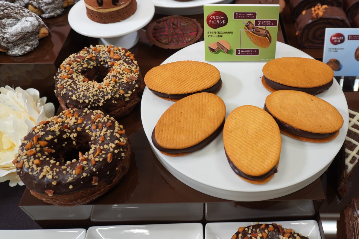 クリスピーチョコサンド（右）、トリプルチョコクロワッサンドーナツ（左）