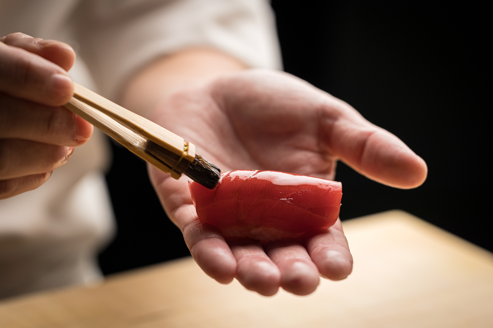 「漬け」や「酢締め」といった伝統的な江戸前鮨の技法を駆使し、魚の旨味を引き出す江戸前の粋を表現