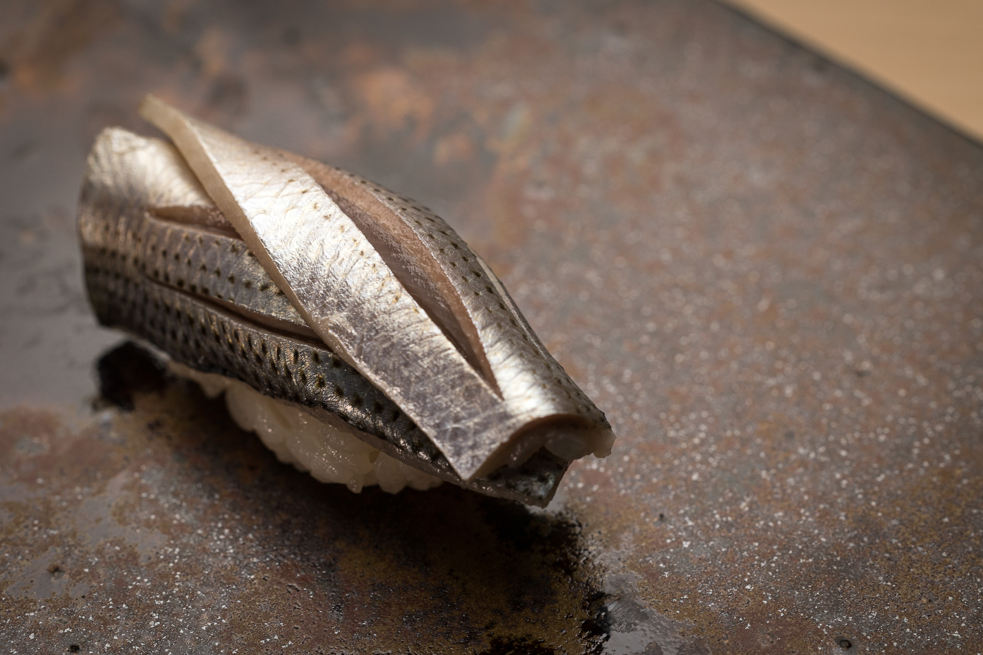 「漬け」や「酢締め」といった伝統的な江戸前鮨の技法を駆使し、魚の旨味を引き出す江戸前の粋を表現