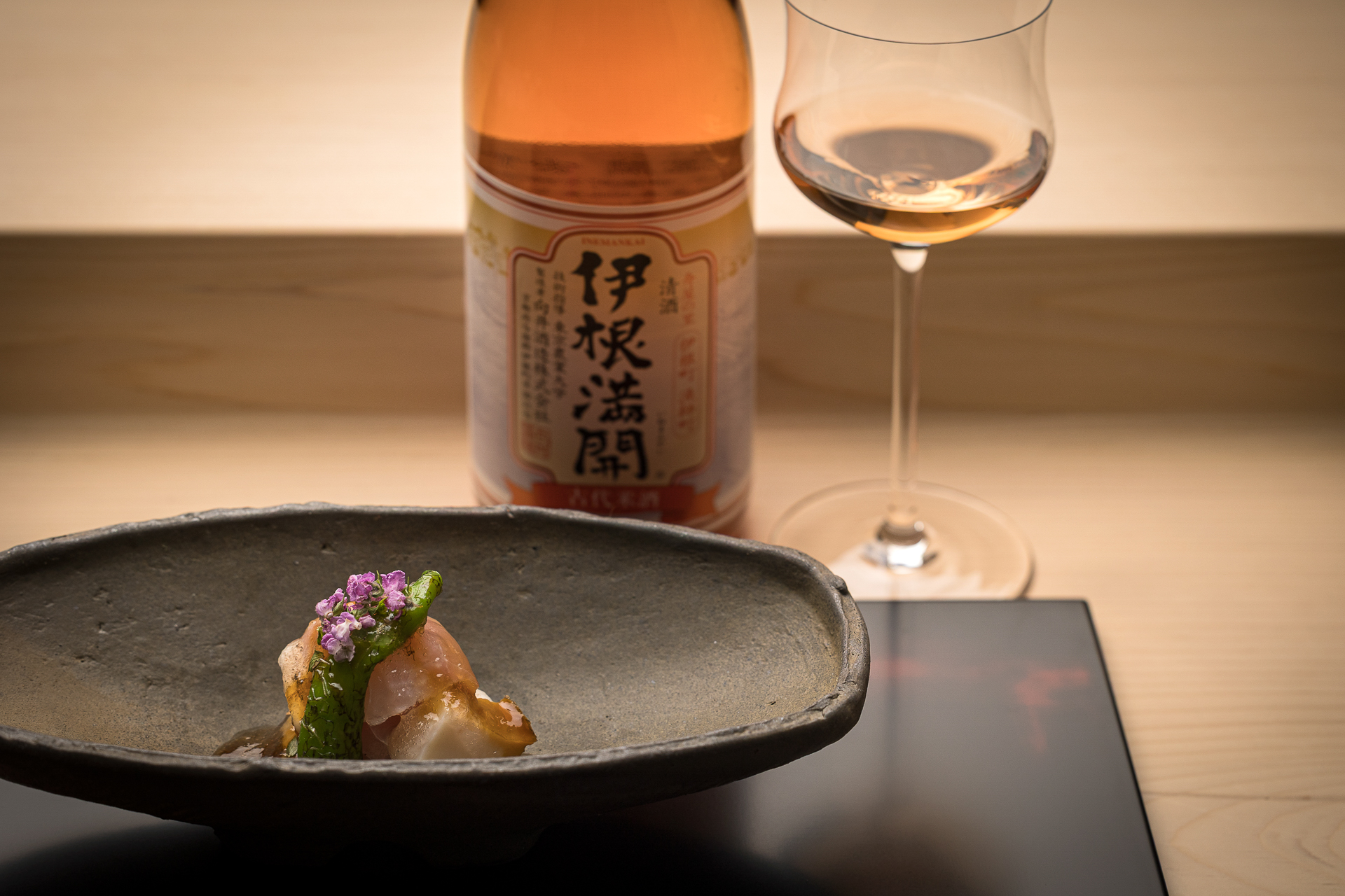 おまかせのコースに合わせて、スタッフが厳選した個性豊かな日本生まれの酒とワインのペアリングを提案する。ペアリングの料金は季節により変動するが、1万1000円から（税・サービス料込み）となっている