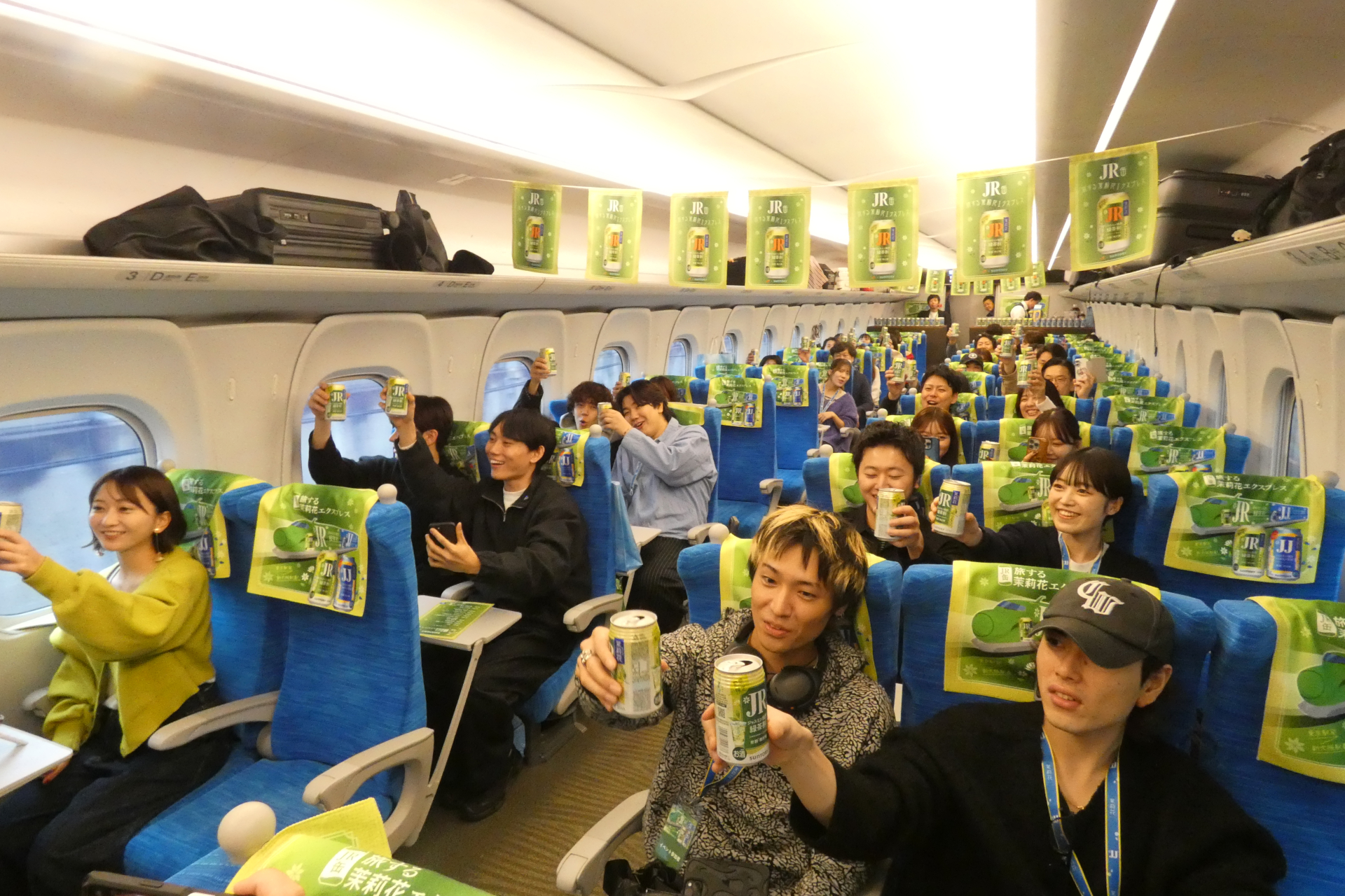 「JR缶 旅する茉莉花エクスプレス」の車内で乾杯