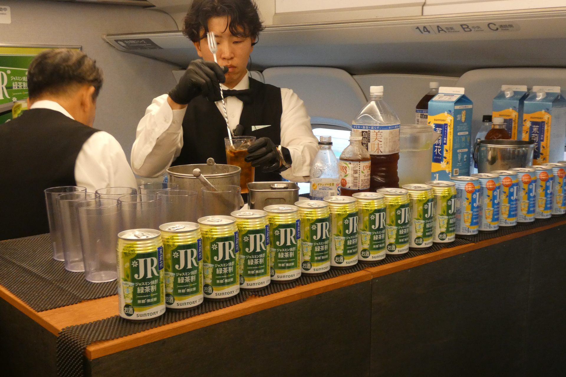 車内に設置されたバーカウンター