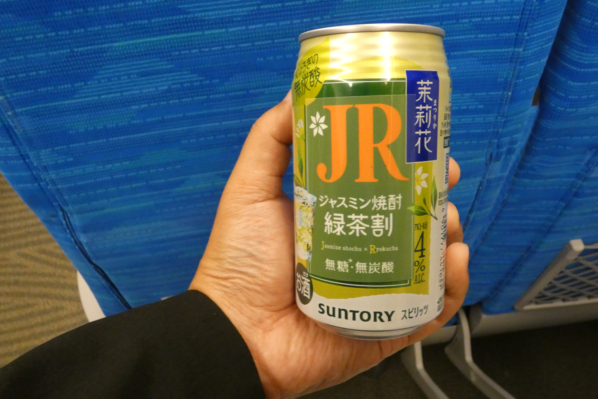 JR缶は緑茶をイメージして緑色になっているが、JR東海のコーポレートカラーに変身させるシールも配布された