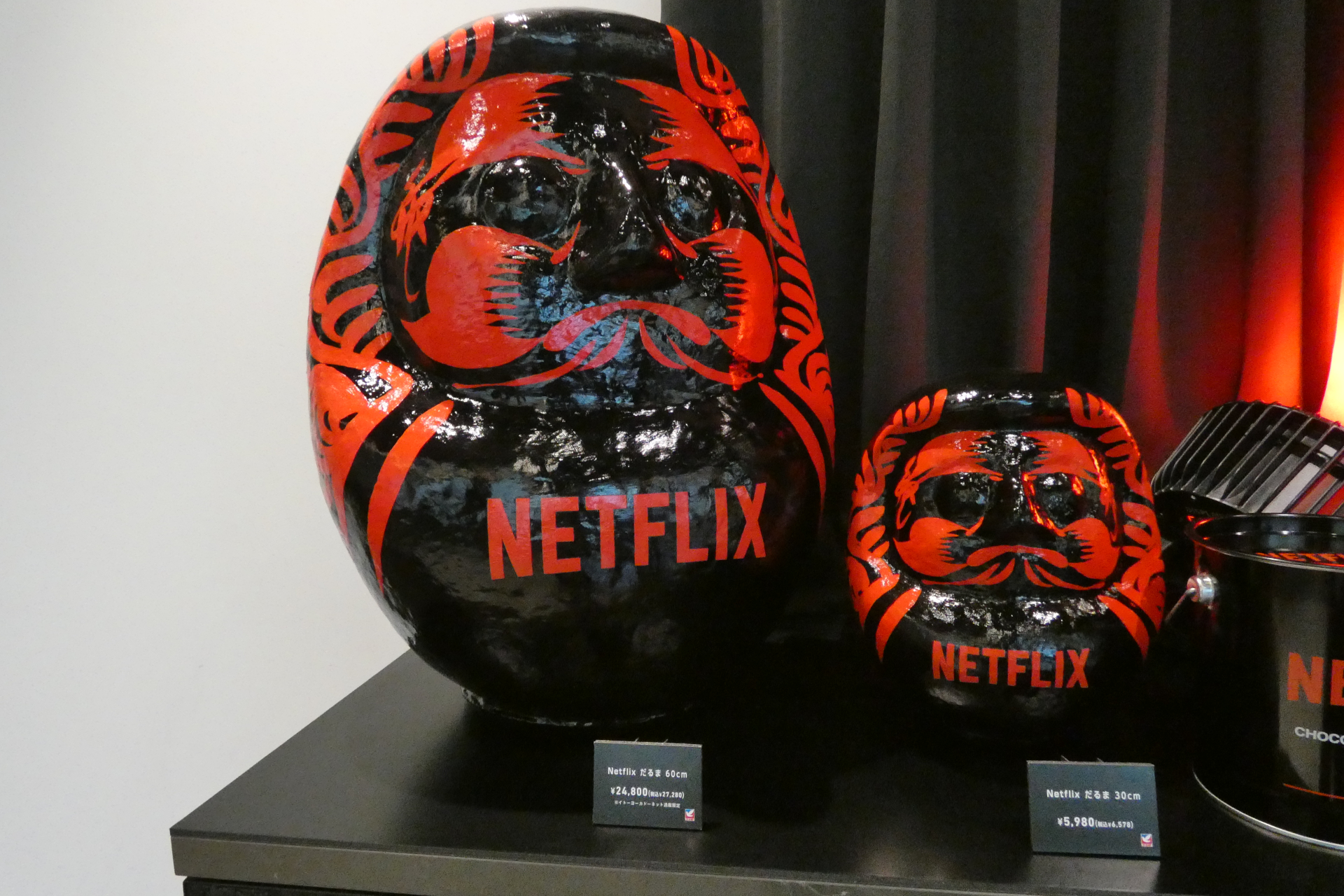 Netflix だるま 60cm（左）とNetflix だるま 30cm（右）