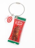 「キットカット ホリデイサンタ パッケージキーホルダー」（990円）