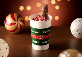 「ストロベリーバニララテ Made with KITKAT ホリデイサンタ」（650円）
