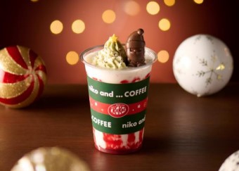 「ストロベリーバニラスムージー Made with KITKAT ホリデイサンタ」（650円）