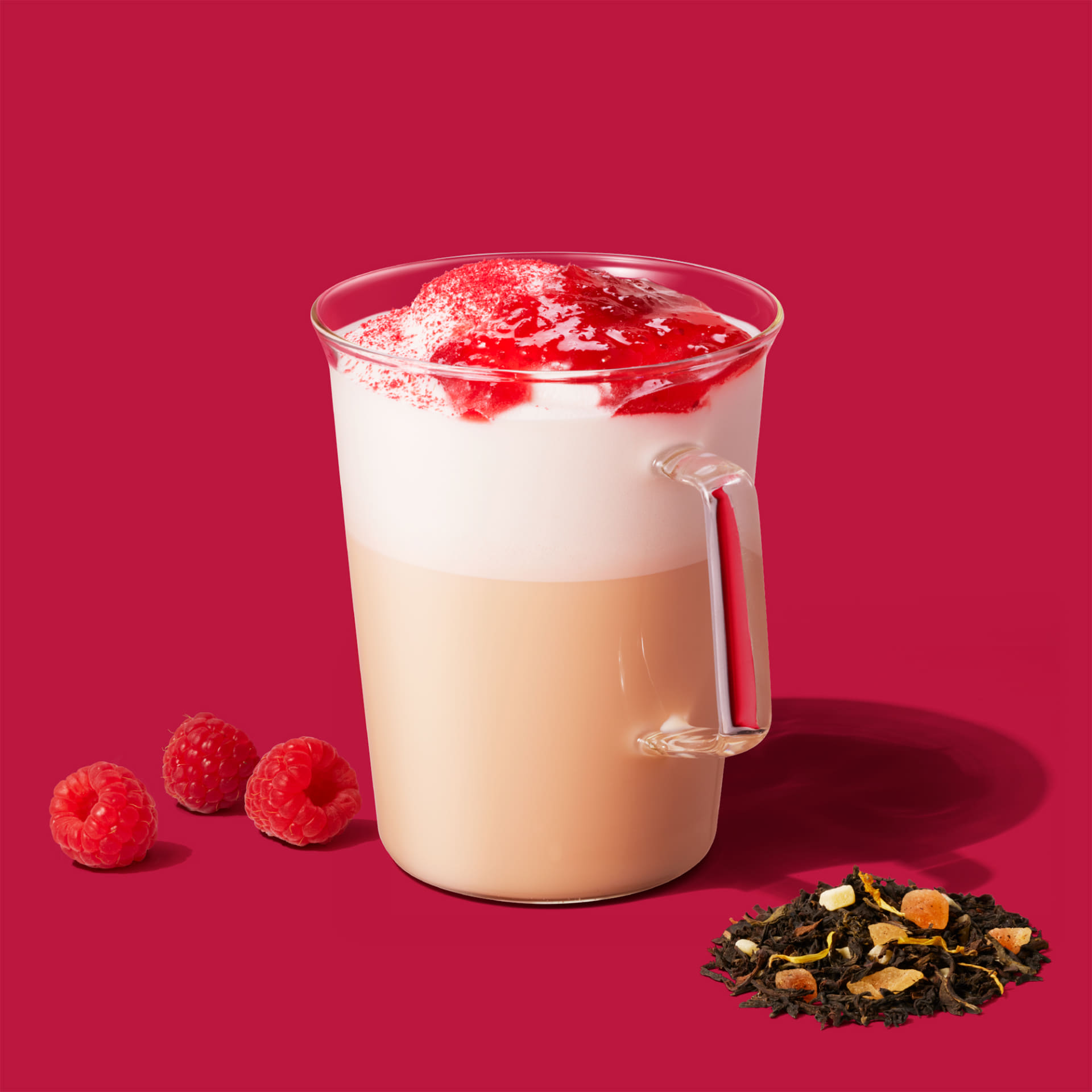 「レッド ラズベリー ＆ ジョイフルメドレー ムース ティー ラテ（ホット）」（持ち帰り 687円/店内利用 700円）