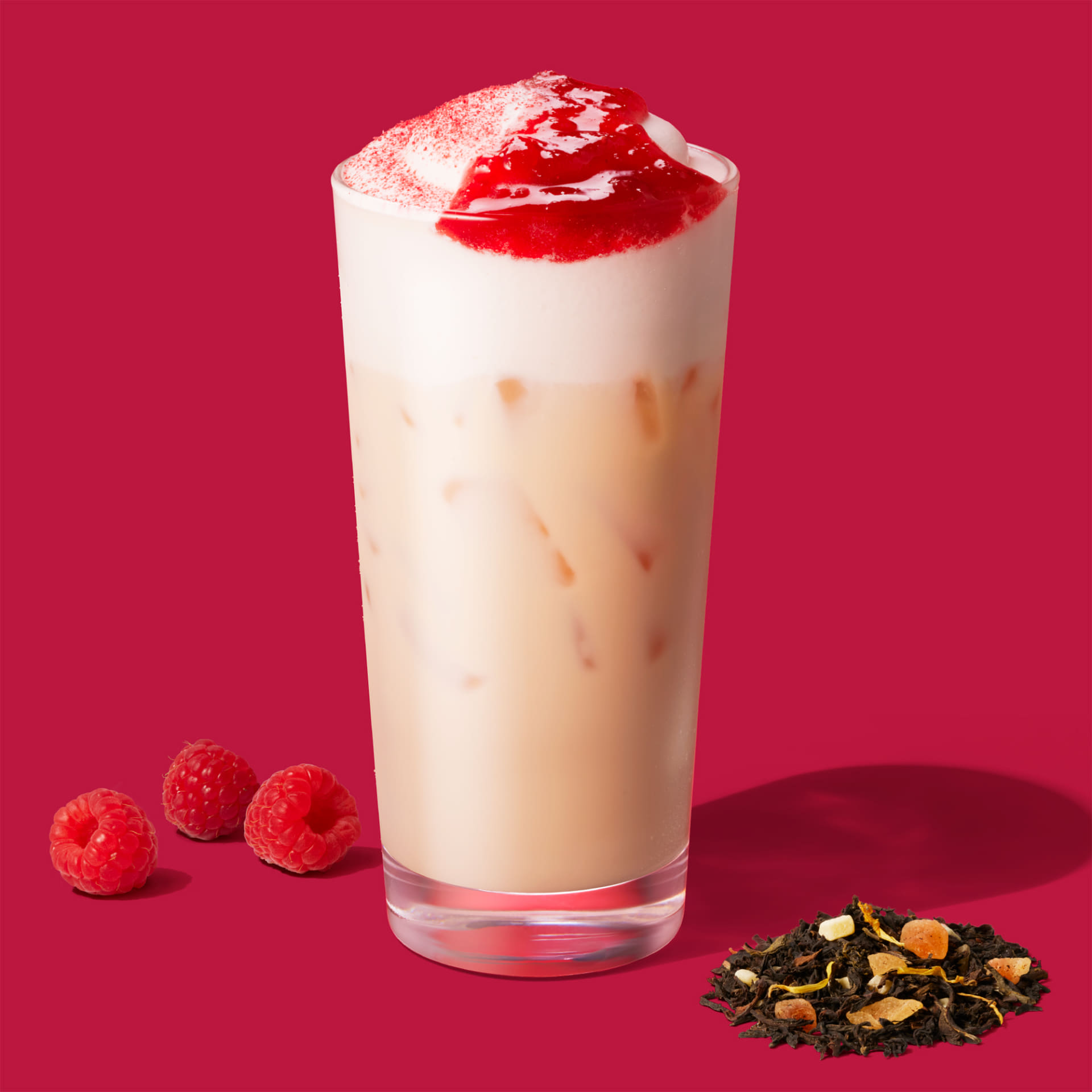 「レッド ラズベリー ＆ ジョイフルメドレー ムース ティー ラテ（アイス）」（持ち帰り 687円/店内利用 700円）