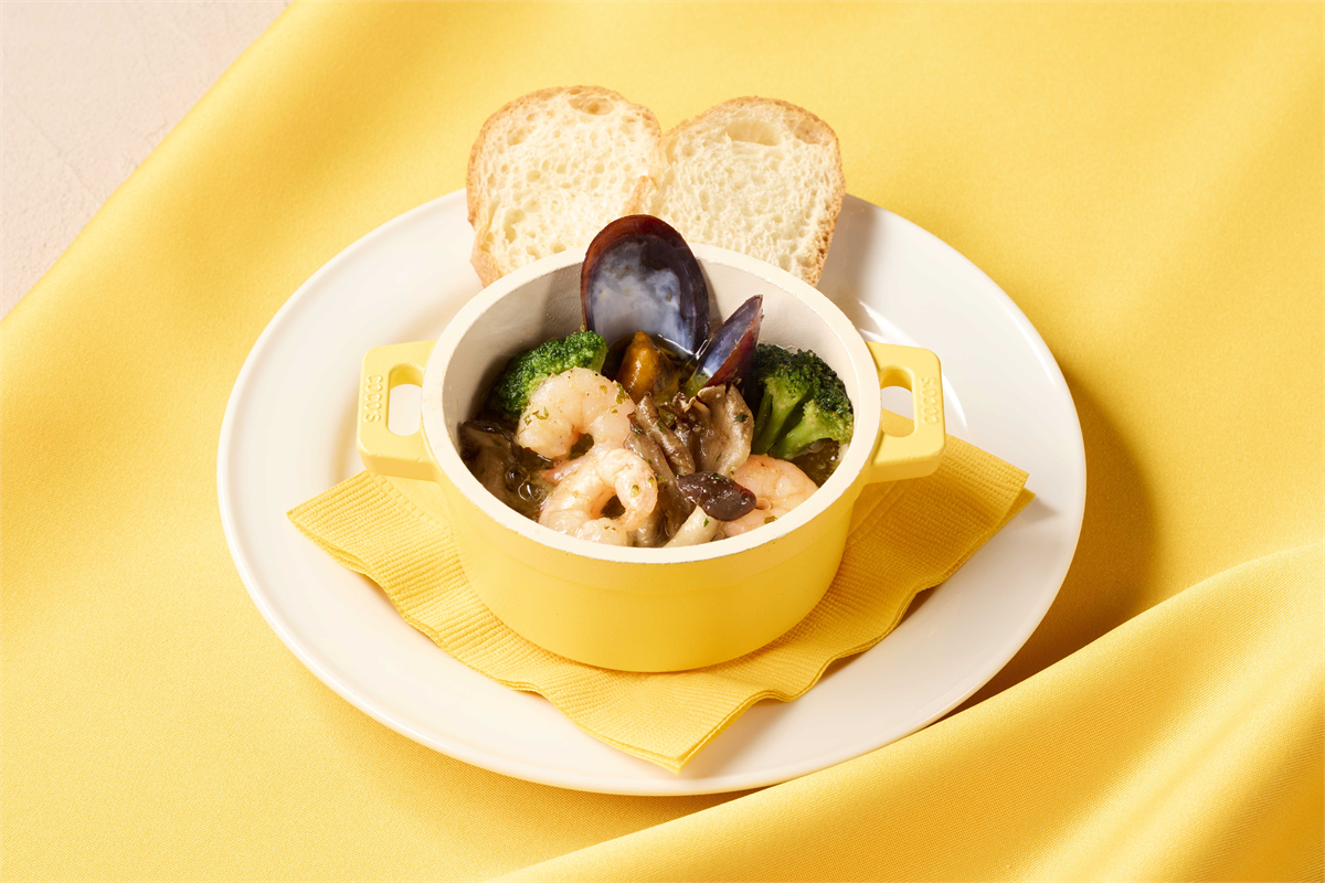 「海老とムール貝のアヒージョ」（539円）