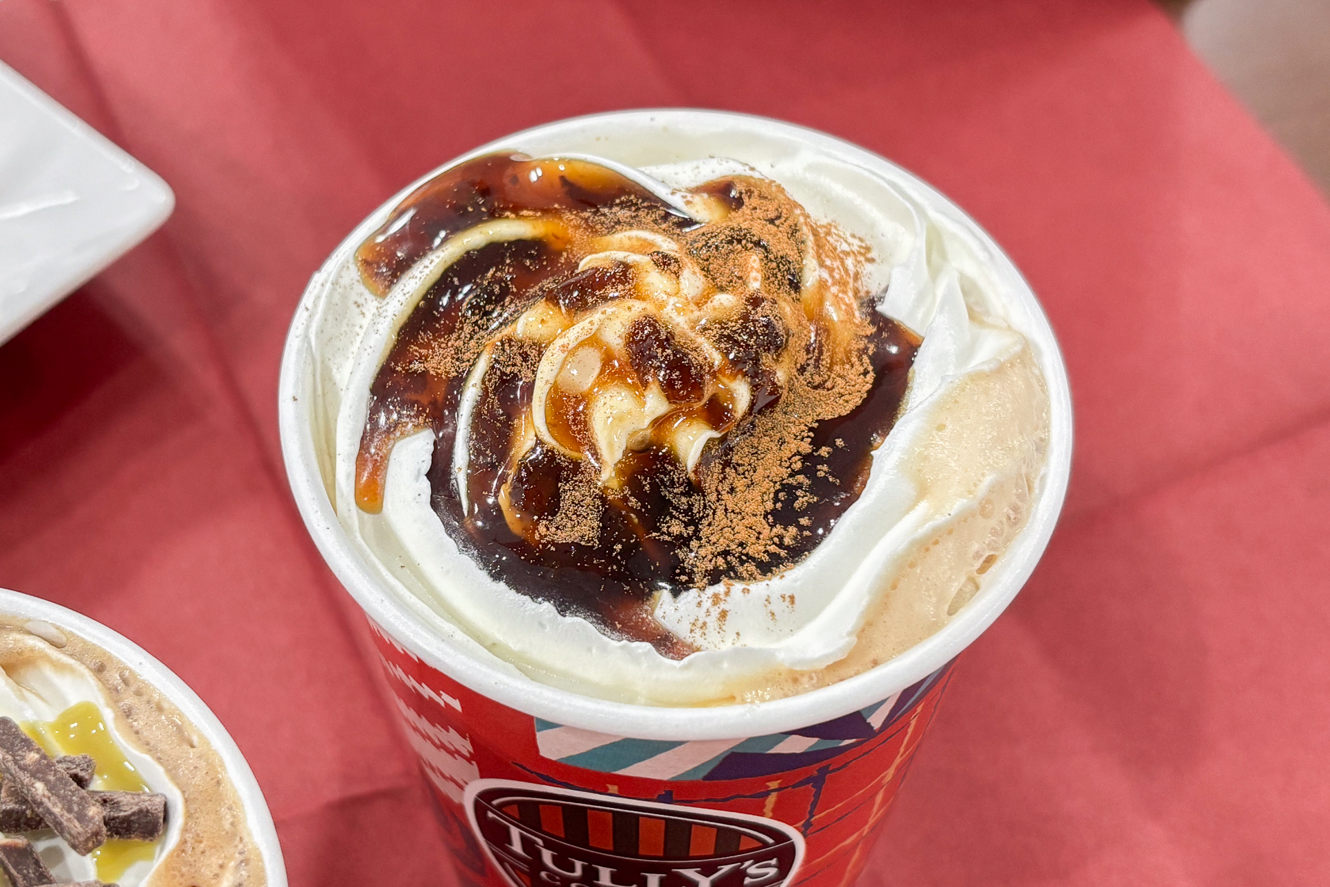 シナモンが香る「＆TEA ラムレーズンロイヤルミルクティー」はホリデーシーズンらしさを感じます