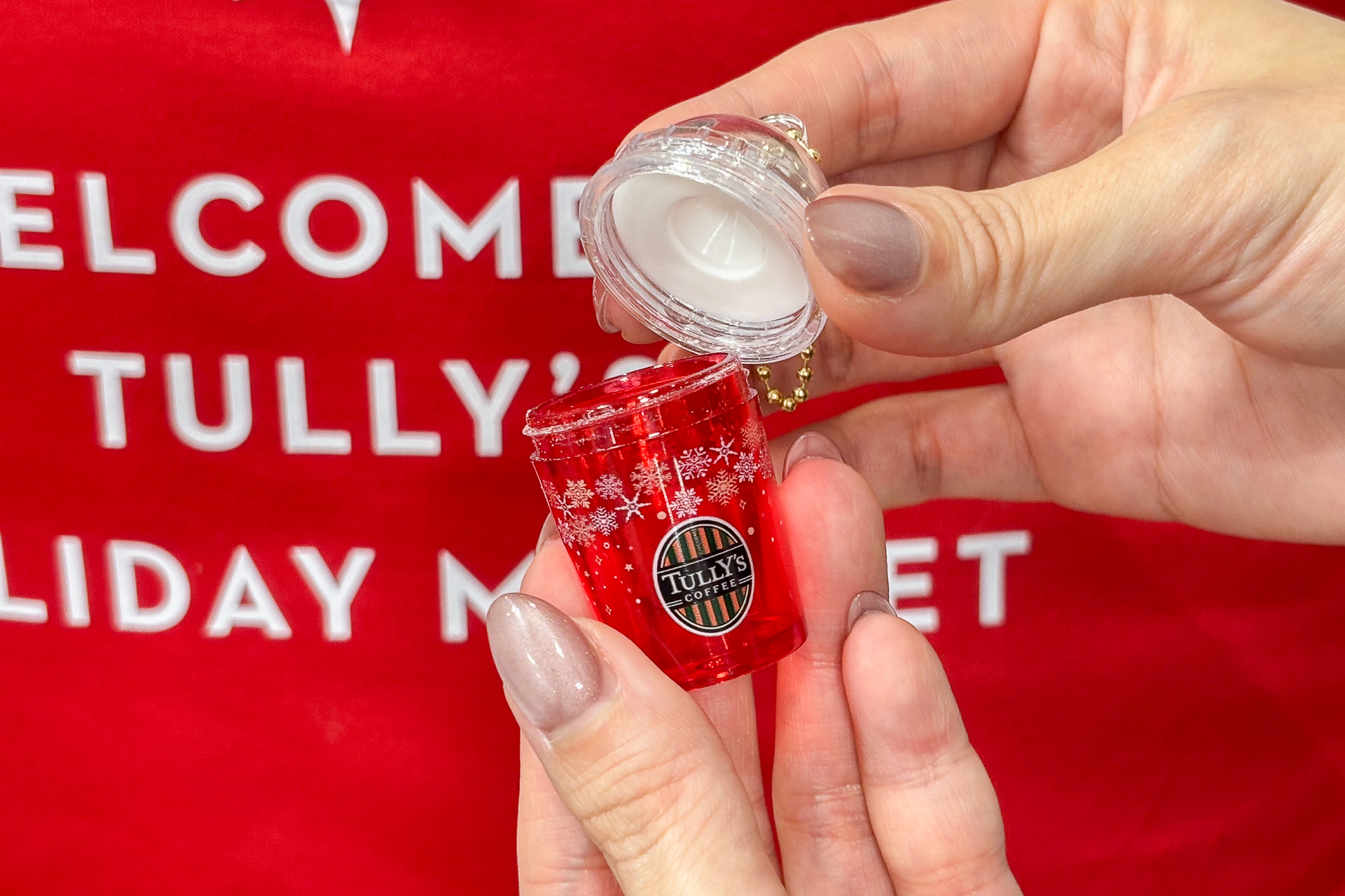 パカッとフタを外せば小物を入れることができます