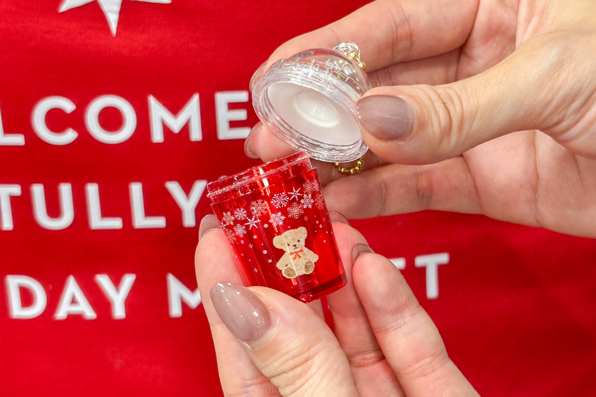 パカッとフタを外せば小物を入れることができます