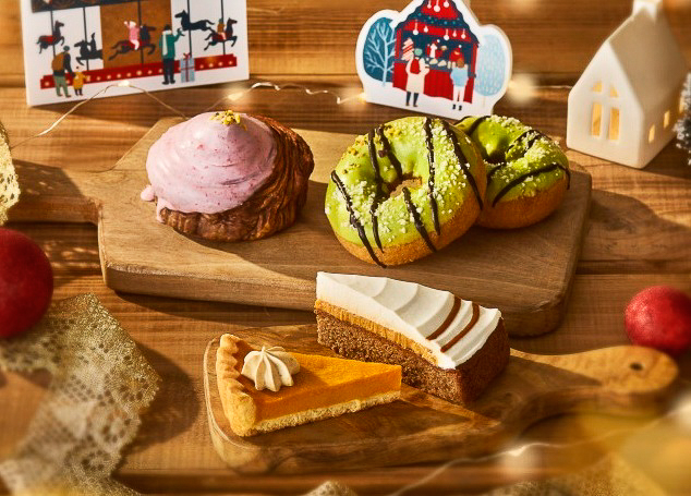 左上から時計回りに「ストロベリーデニッシュ」「ピスタチオドーナツ」「アイリッシュコーヒーケーキ」「【北海道産かぼちゃ】パンプキンプディングタルト」