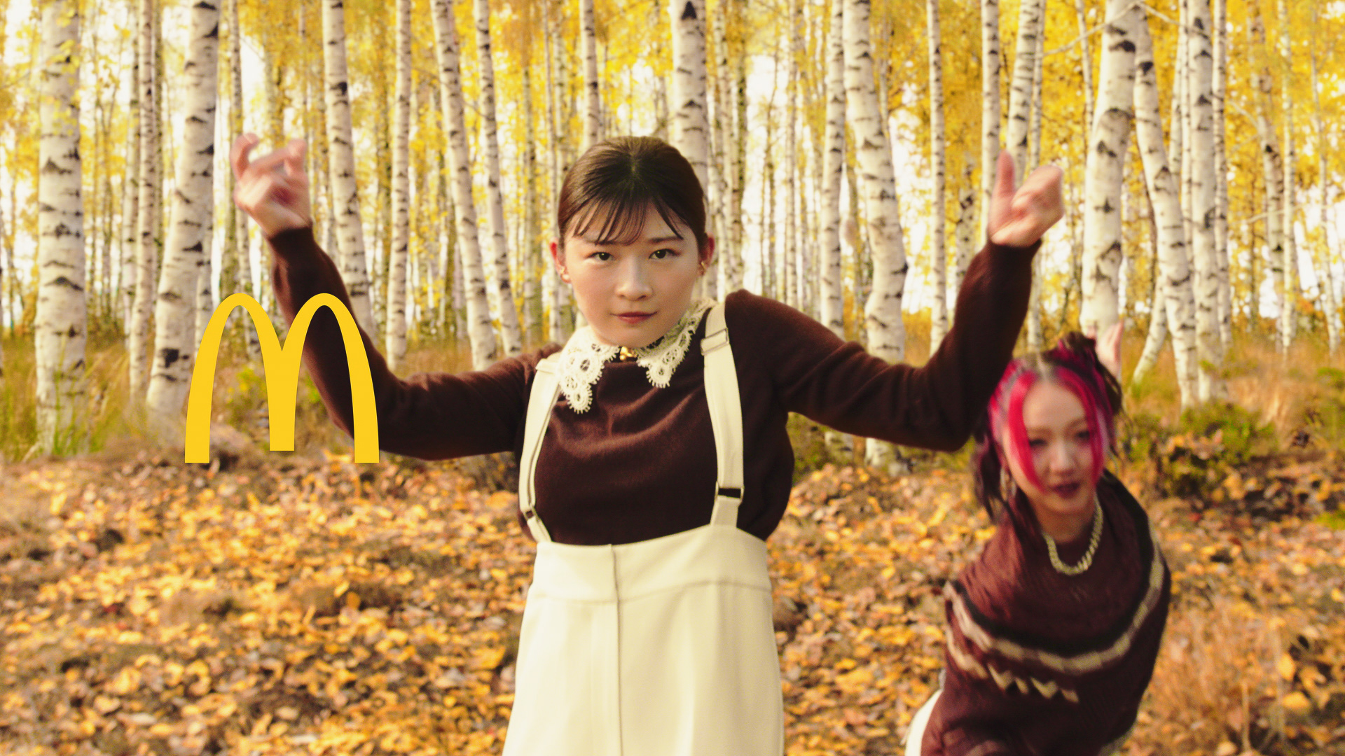 HANAのCHIKAさんと俳優の伊藤沙莉さんのCMが11月4日から放映