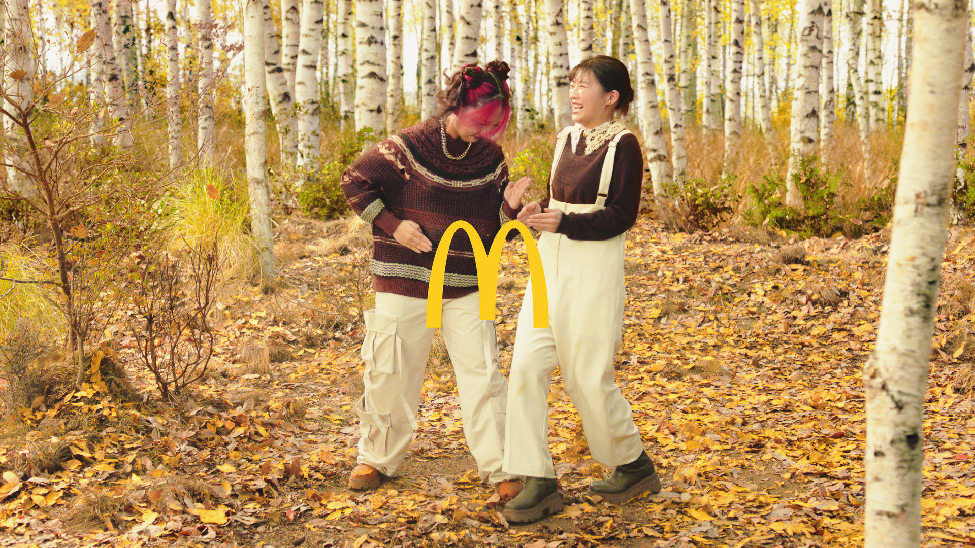 HANAのCHIKAさんと俳優の伊藤沙莉さんのCMが11月4日から放映