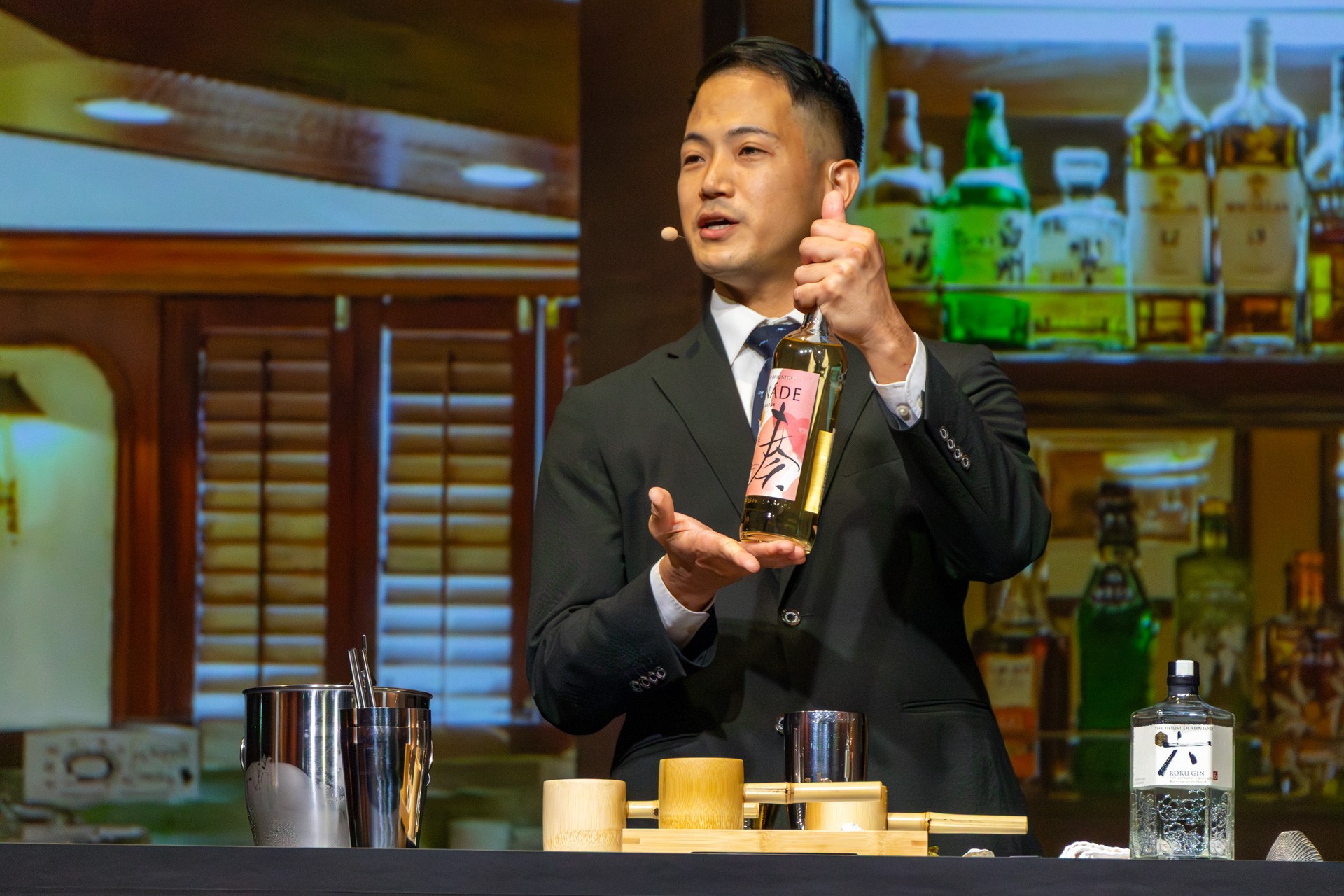 作品「UCHIMIZU」を作る土田さん