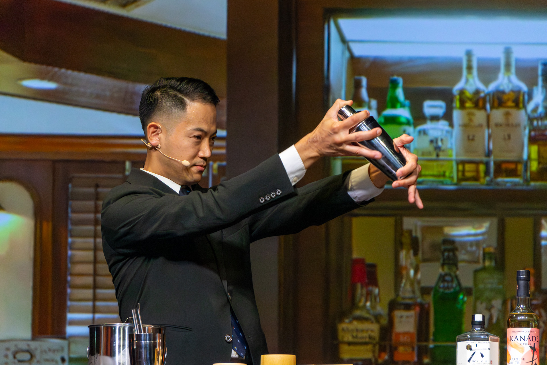 作品「UCHIMIZU」を作る土田さん