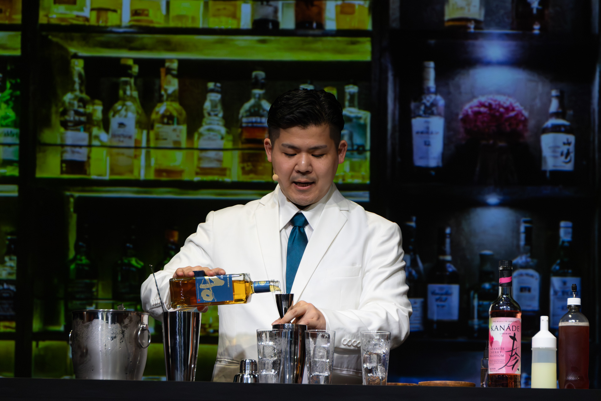 作品「鳳鳴」を作る若林さん