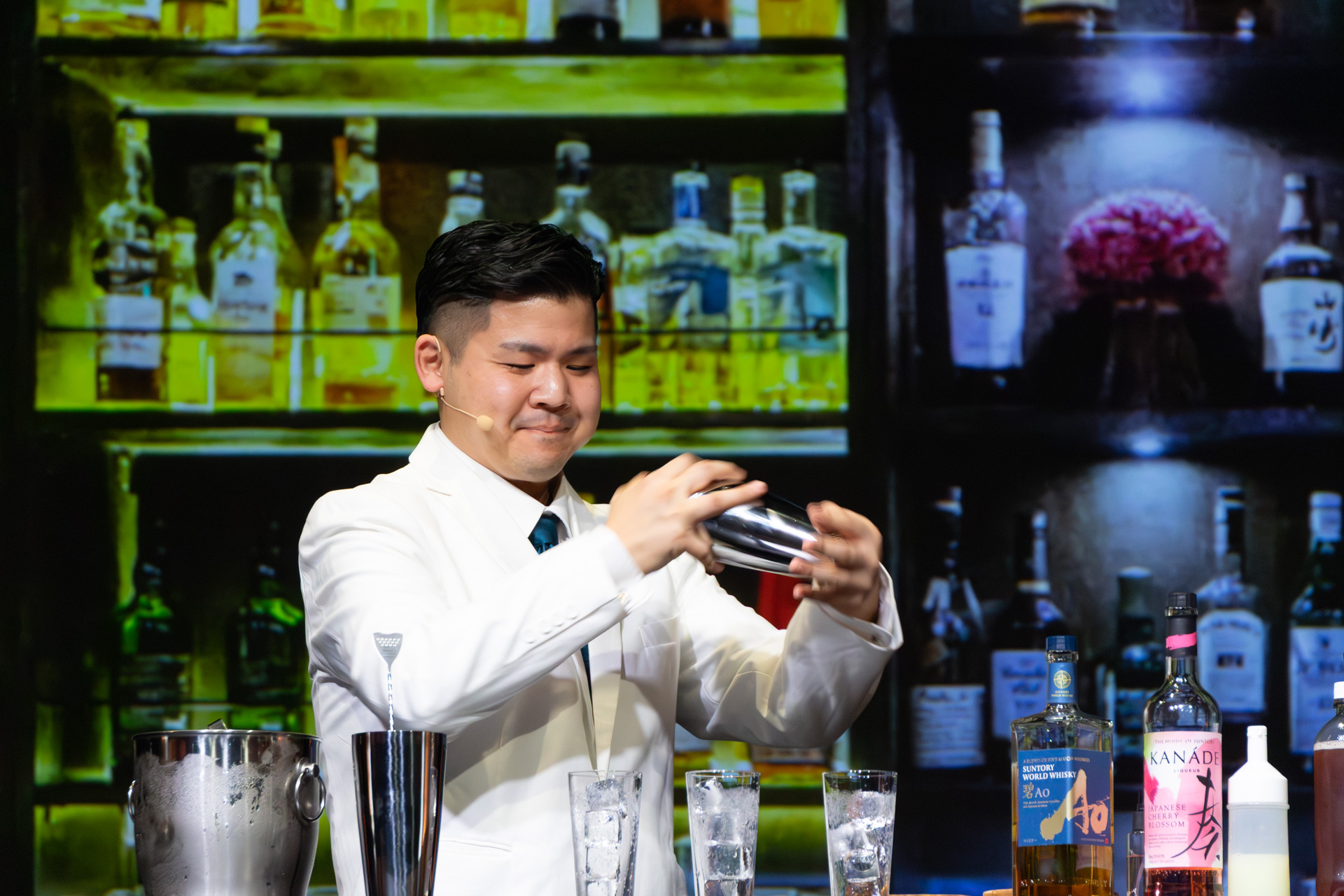 作品「鳳鳴」を作る若林さん