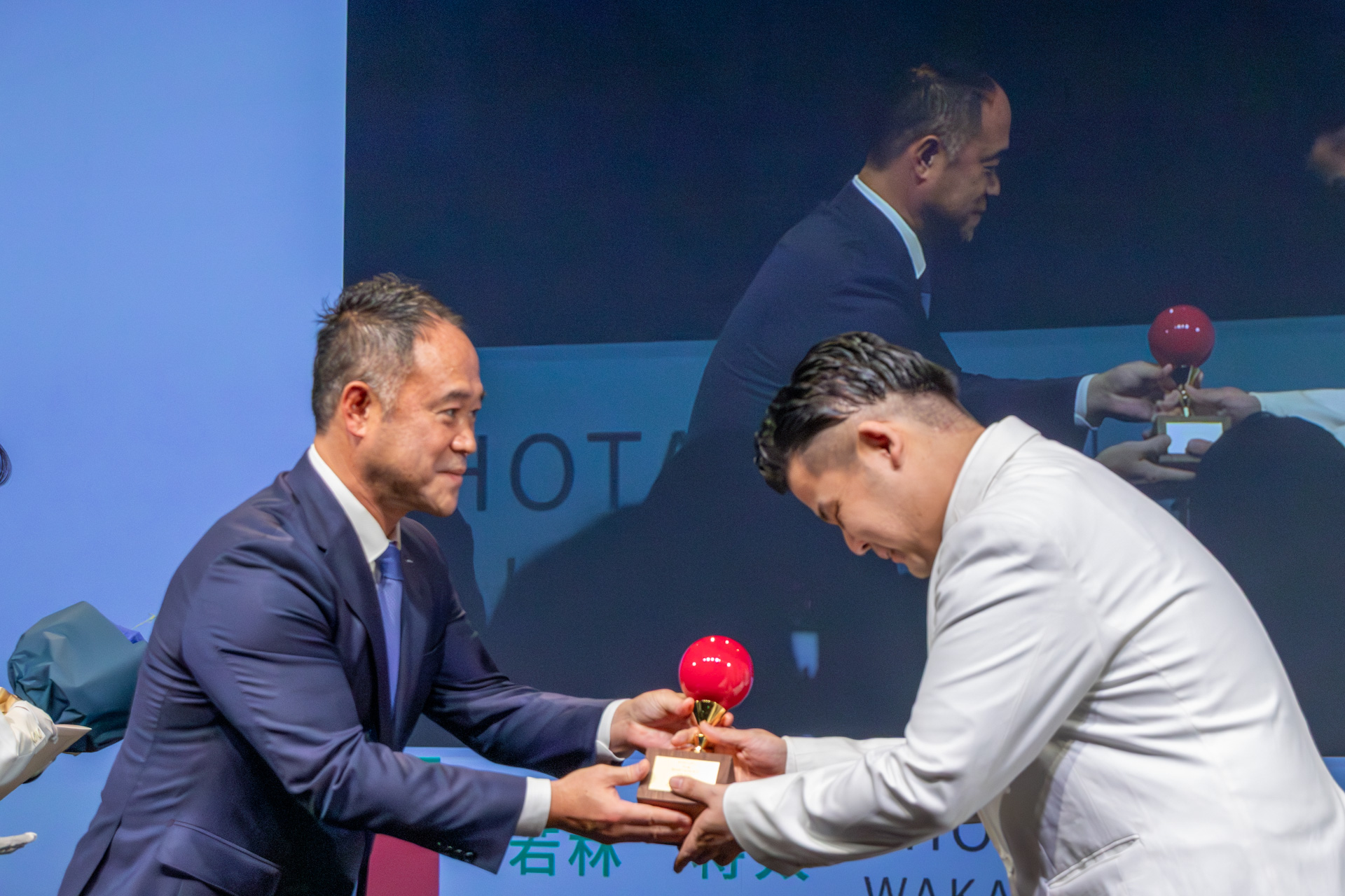 優勝したのは若林将太さん。プレゼンターはサントリー株式会社 執行役員 スピリッツ本部長 塚原大輔氏