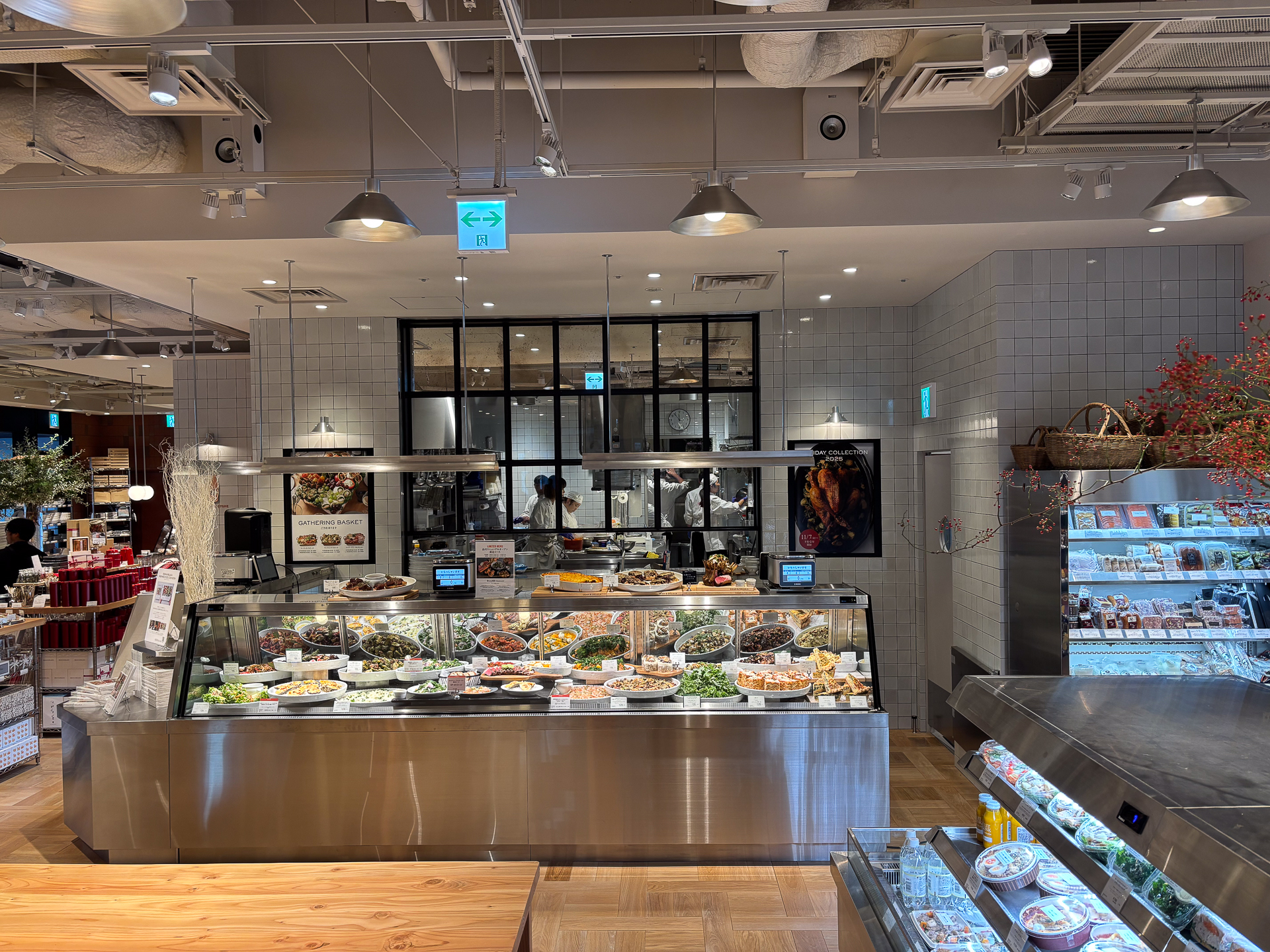 店内入って正面にあるデリカウンター越しに厨房が見えるところは以前の面影が少しあるが、内装はスケルトンからつくり直しており大きく変わっている