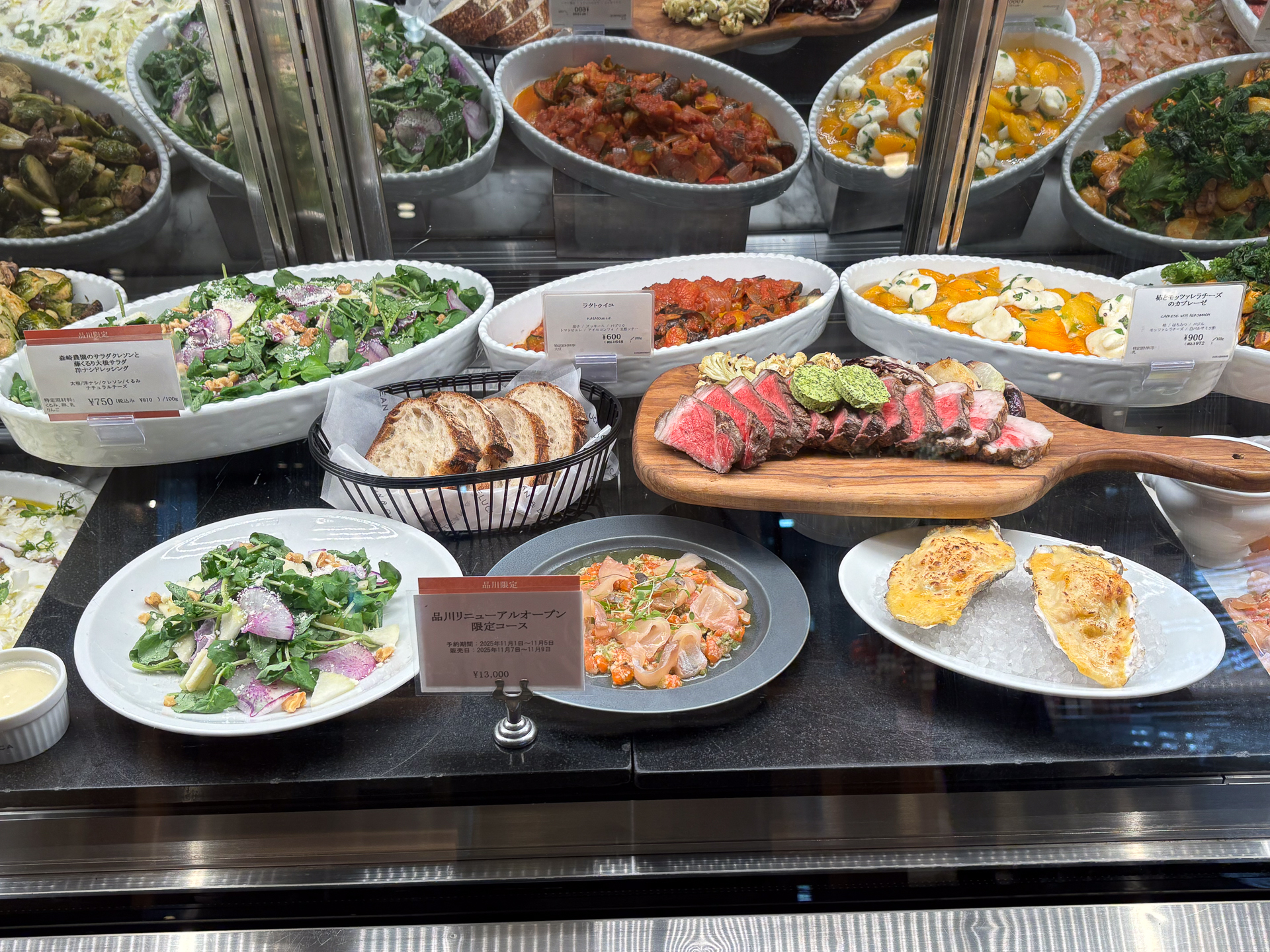 日本各地の生産者と協業・共創した惣菜（プリペアードフード）が並ぶ