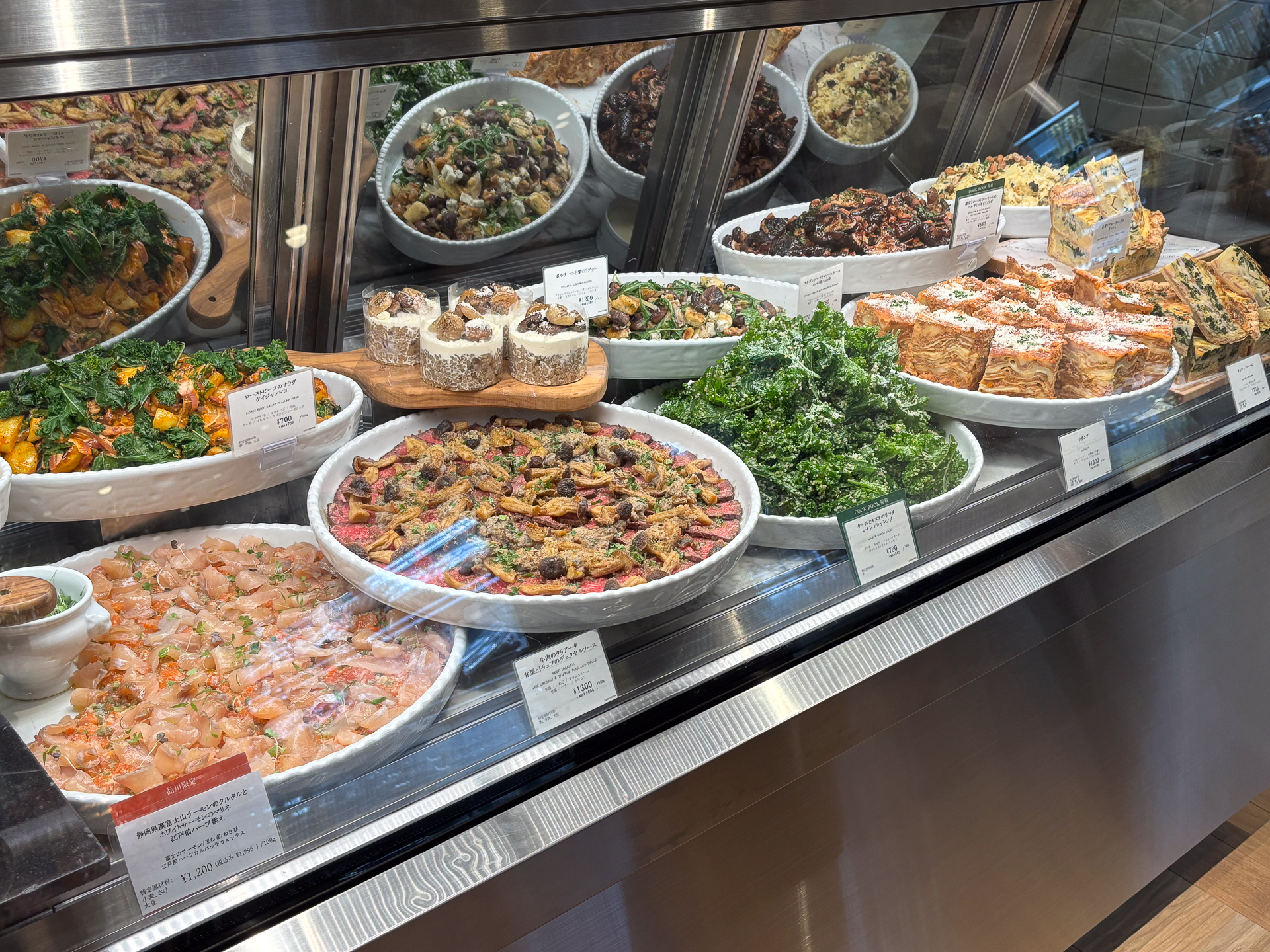 日本各地の生産者と協業・共創した惣菜（プリペアードフード）が並ぶ