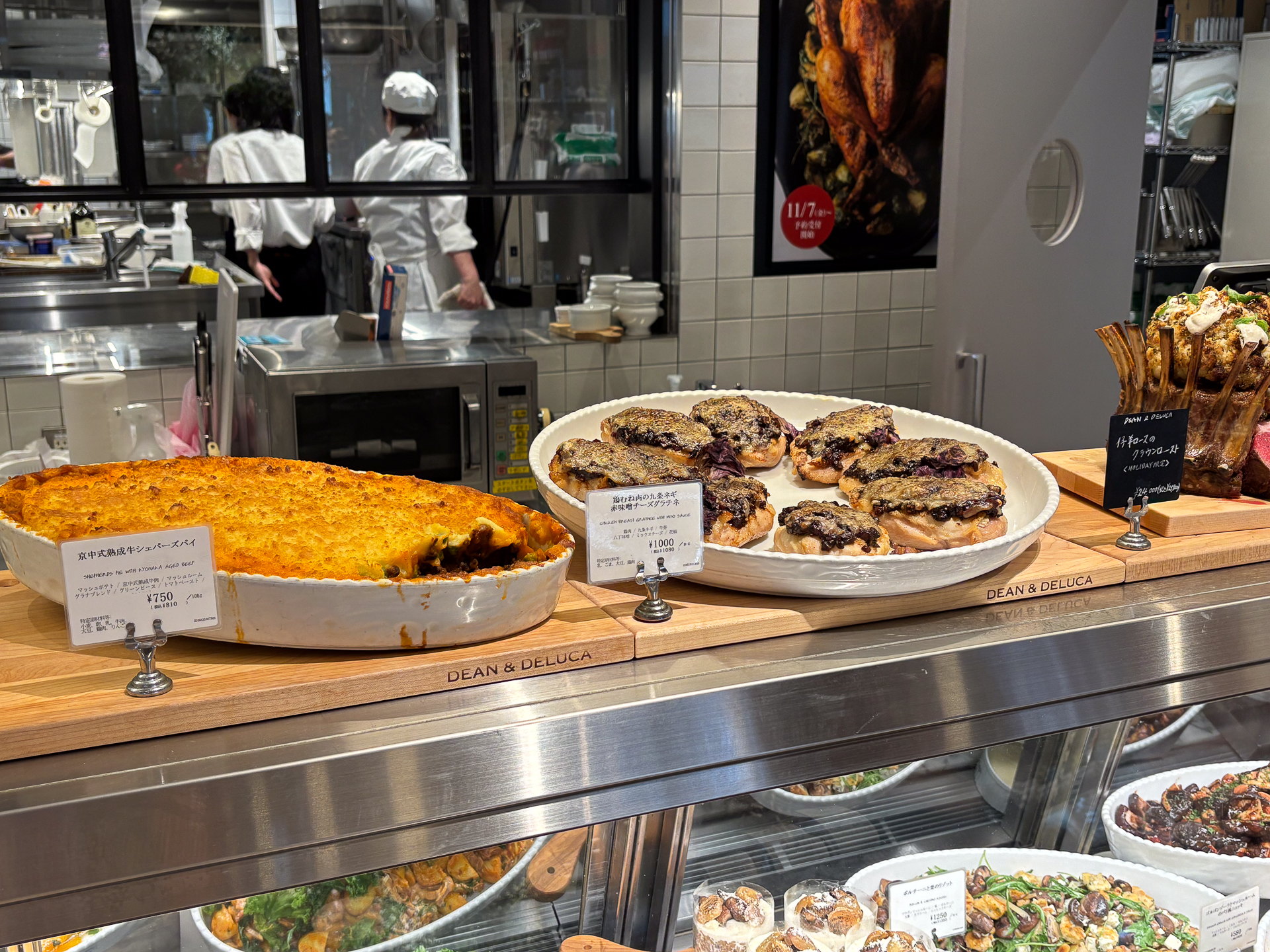 日本各地の生産者と協業・共創した惣菜（プリペアードフード）が並ぶ