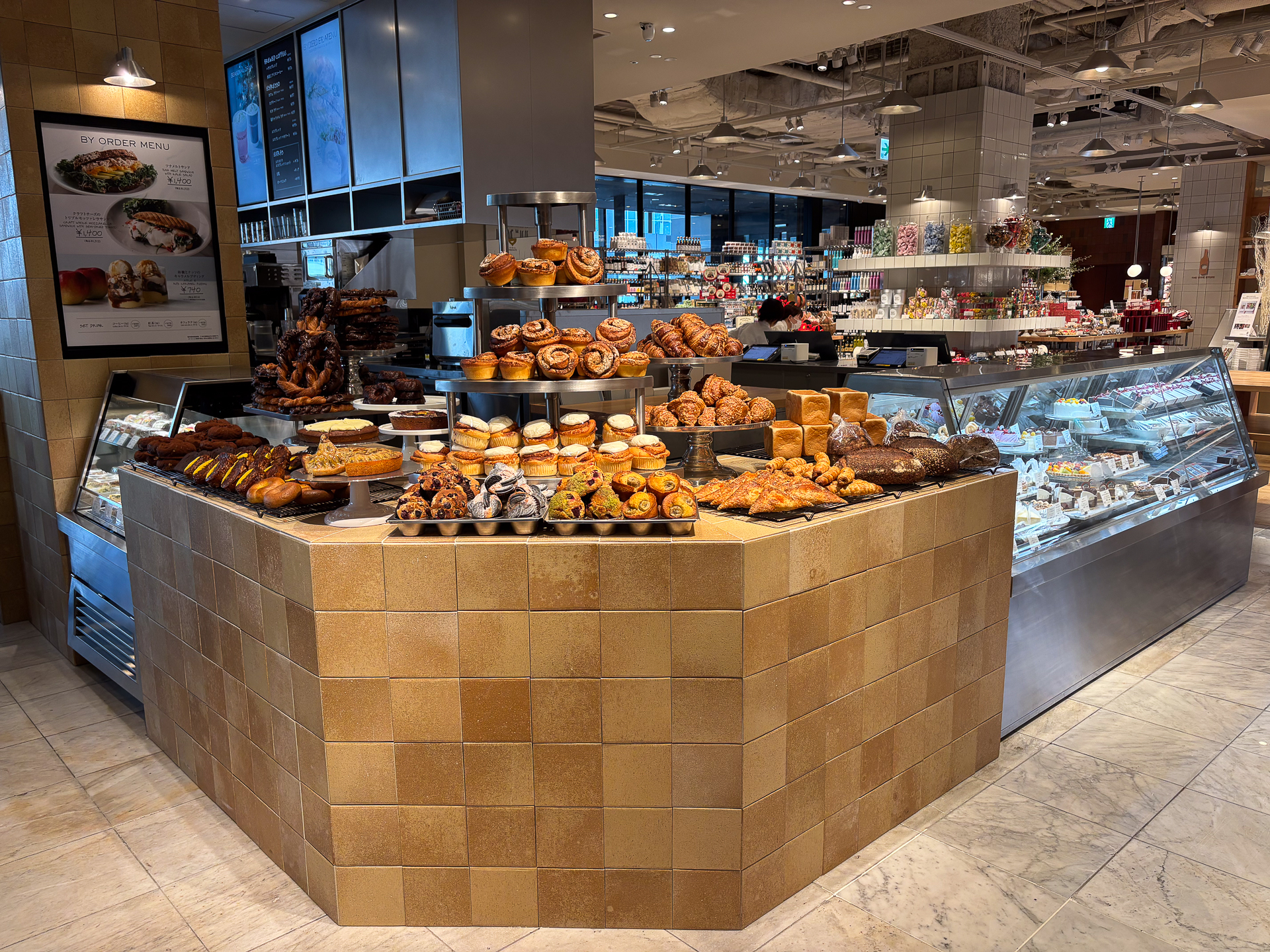 店内左手はベーカリー～イートインスペースへと続く