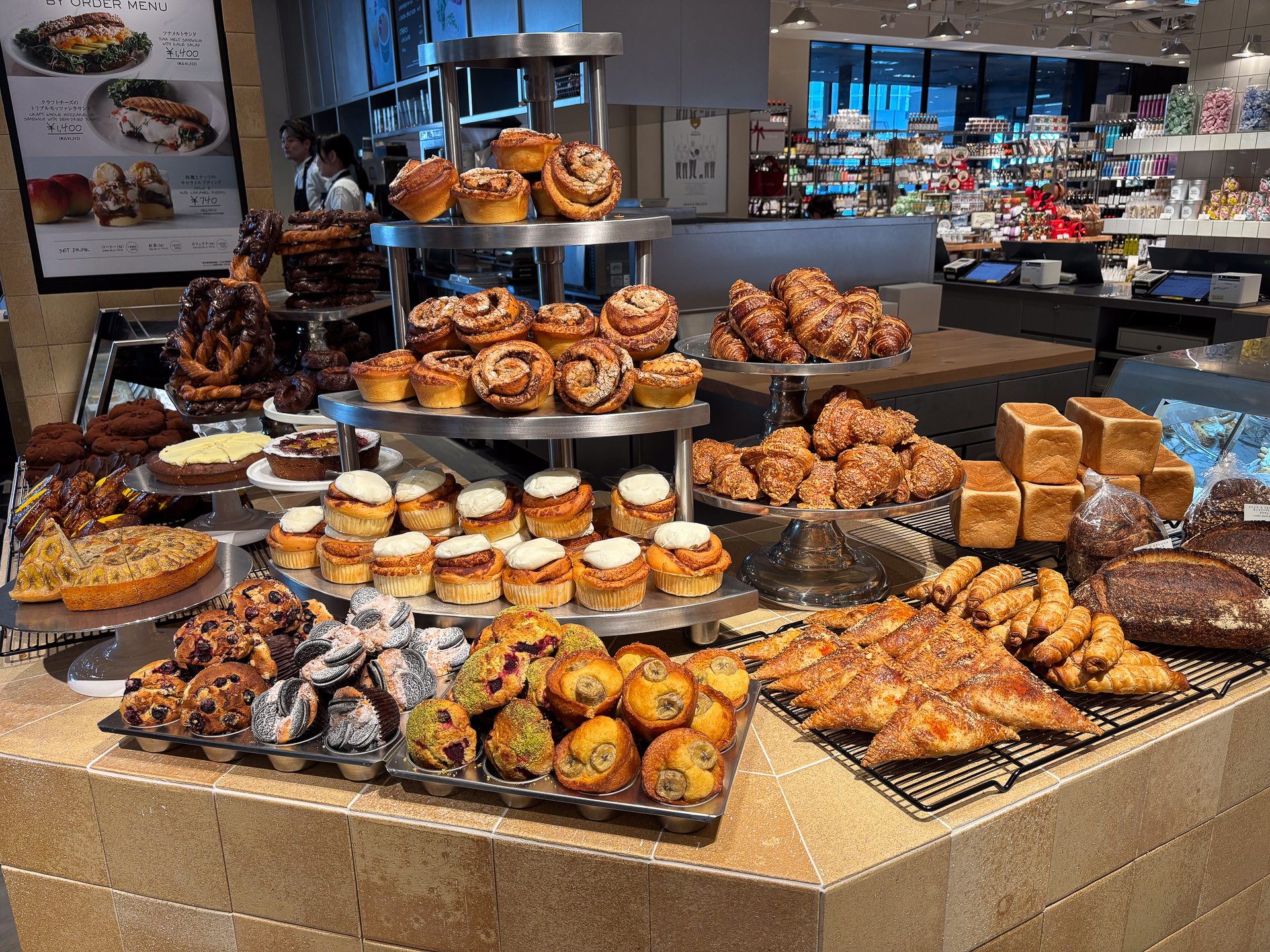 食卓向けのデイリーブレッドから、アメリカらしいペイストリーまでさまざまなパンが並ぶ