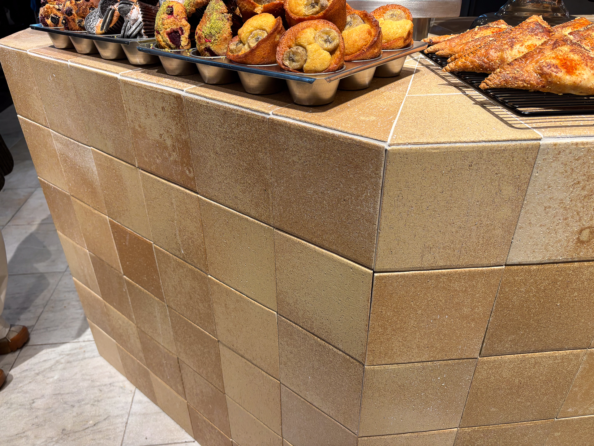 愛知県常滑のタイルを使い温かみのある空間を演出