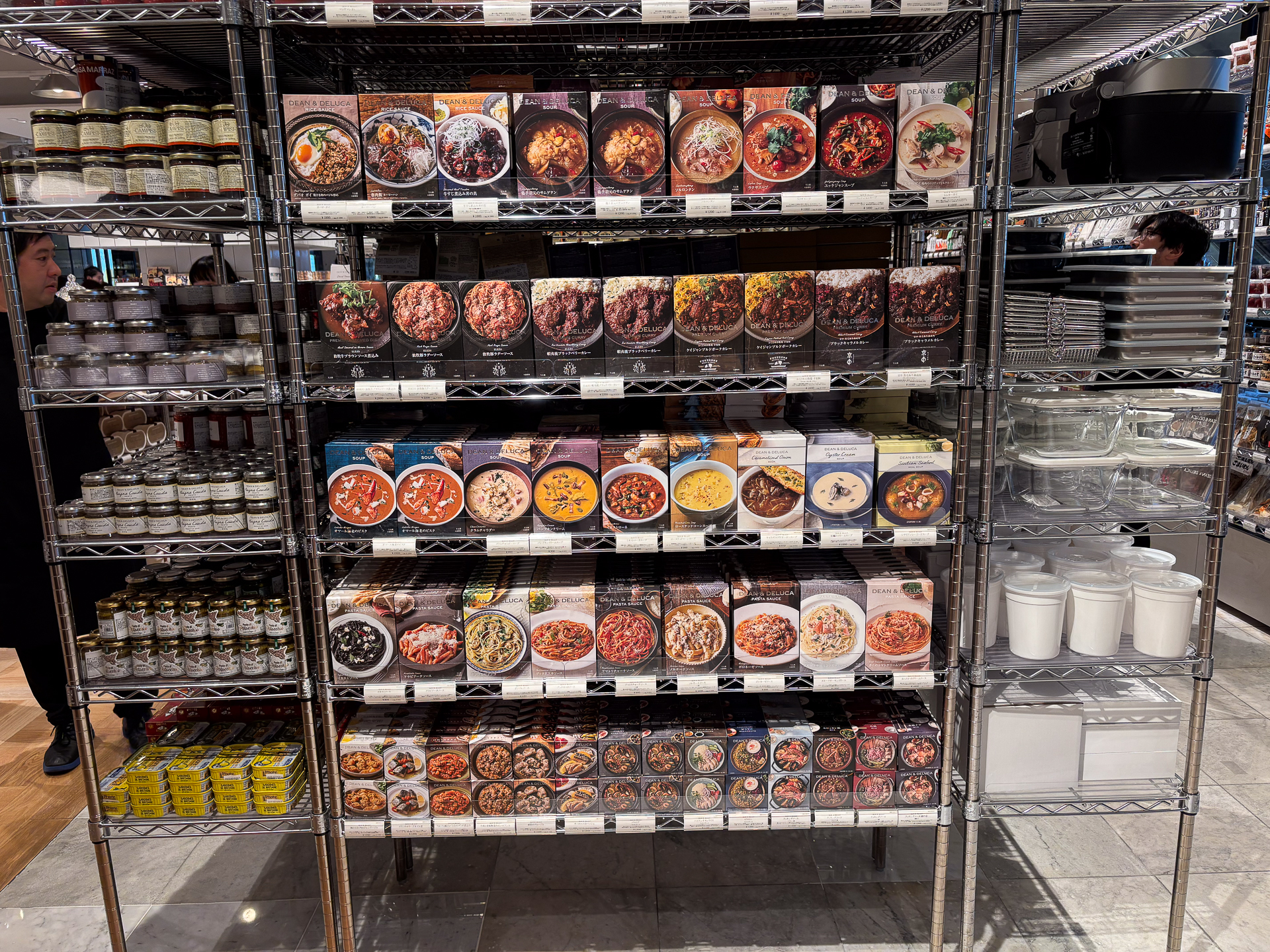 有名レストランや生産者と共創したパッケージフードや厳選された調味料などは、食のセレクトショップDEAN & DELUCAならでは