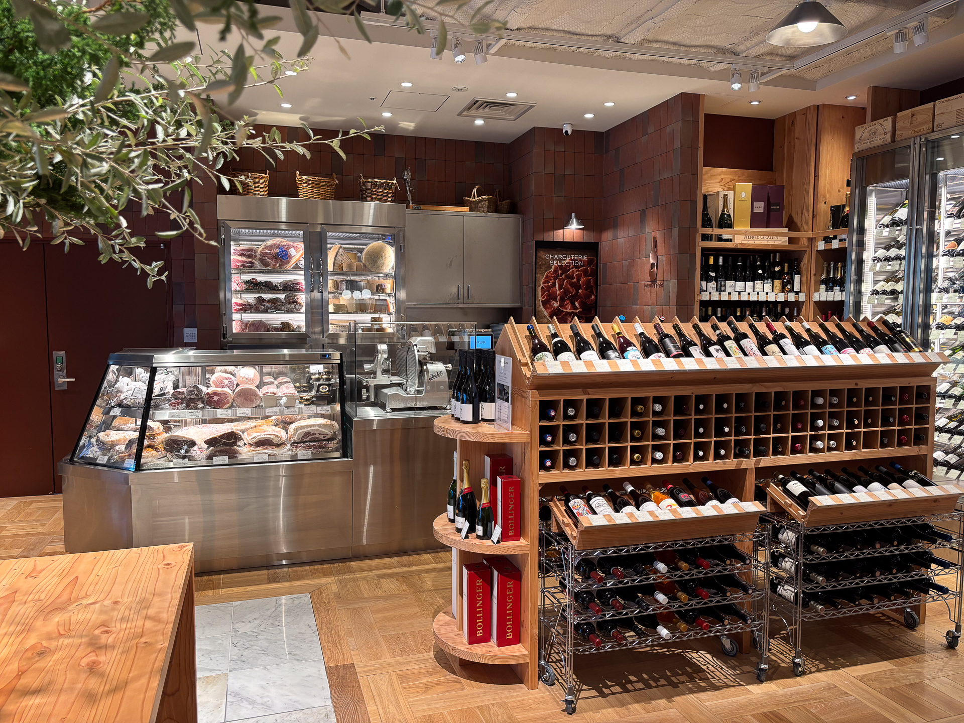 THE WINE STOREではアメリカ、フランス、イタリアなどはもちろんブルガリアなどのワインも取り扱う。角打ちスペースもあり、気軽にグラスワインを楽しむことができる