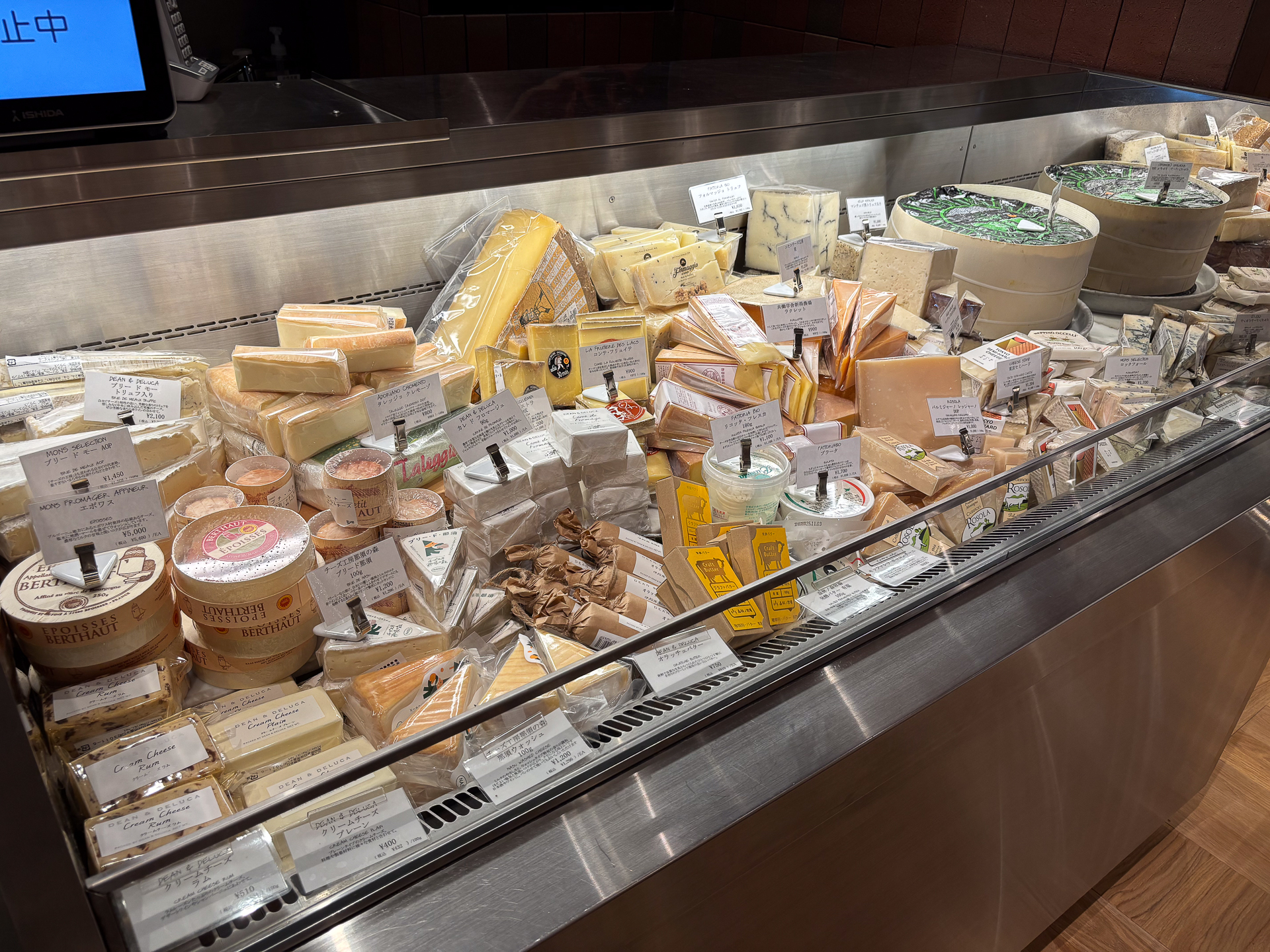 切り立てを提供できるシャクータリーやチーズなど