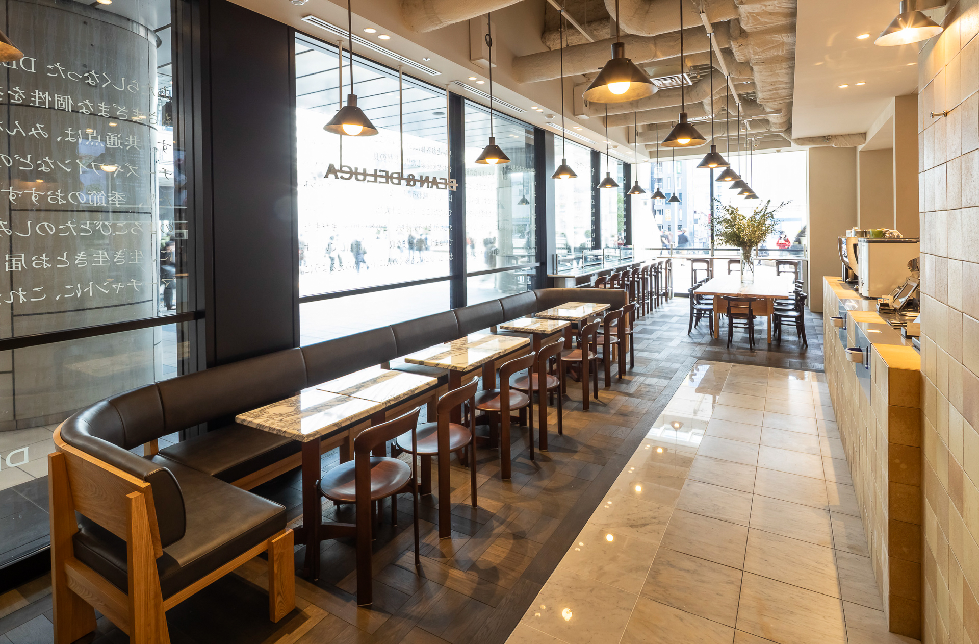 店内左手はベーカリー～イートインスペースへと続く