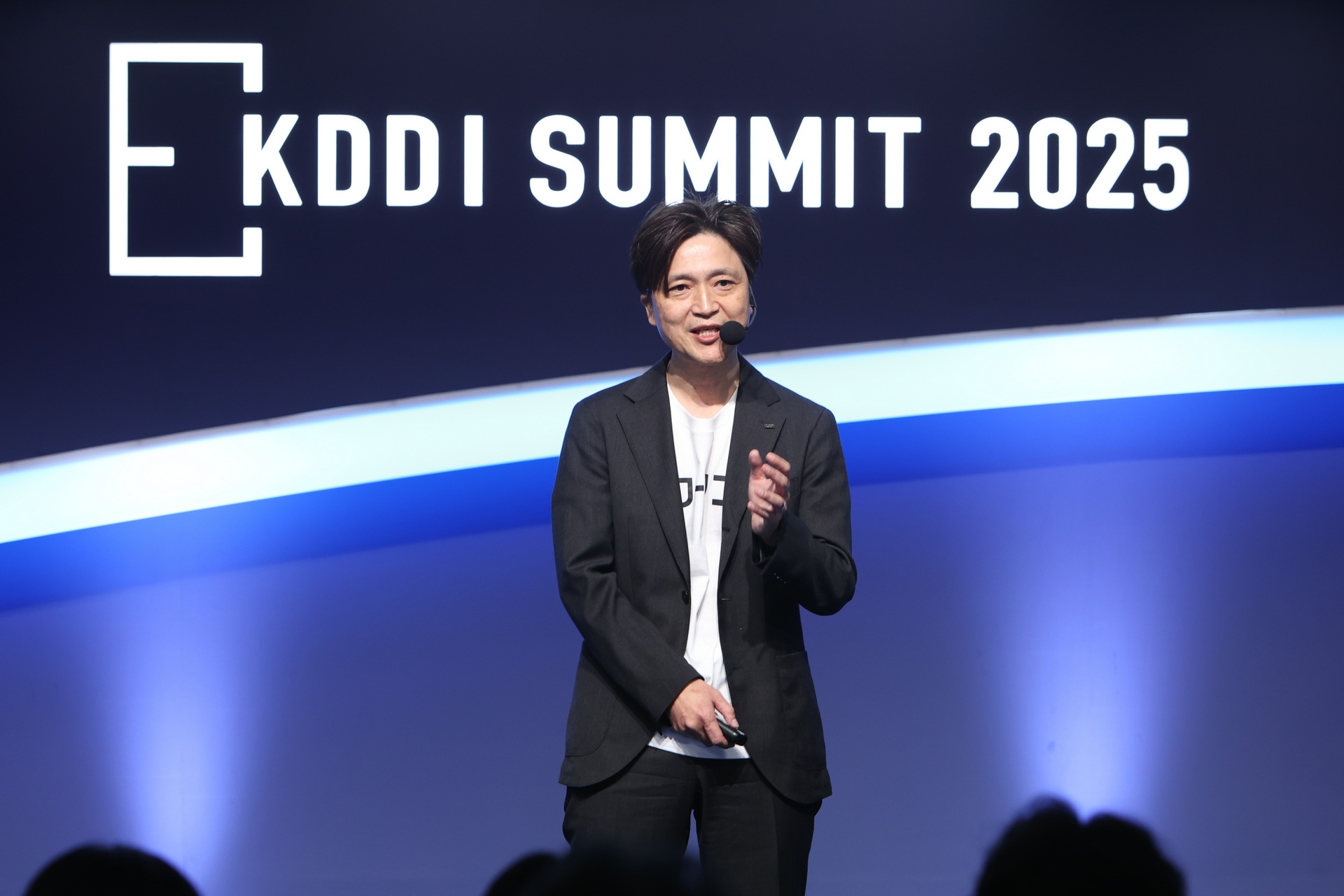 2つめの講演に登壇したKDDI 事業創造本部 副本部長 兼 LXビジネス企画部 部長の鶴田悟史氏
