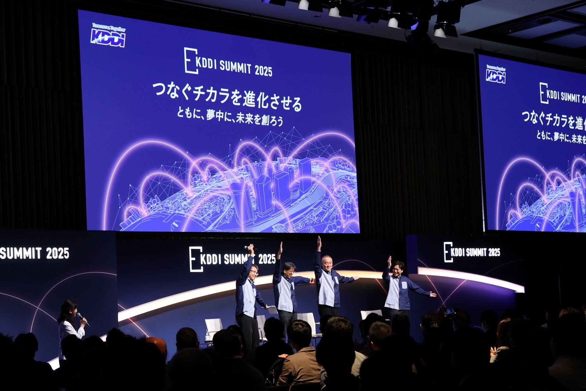 トークセッションの最後は、CMなどでおなじみの「ローソンでハピろー！」のポーズで締めくくられた