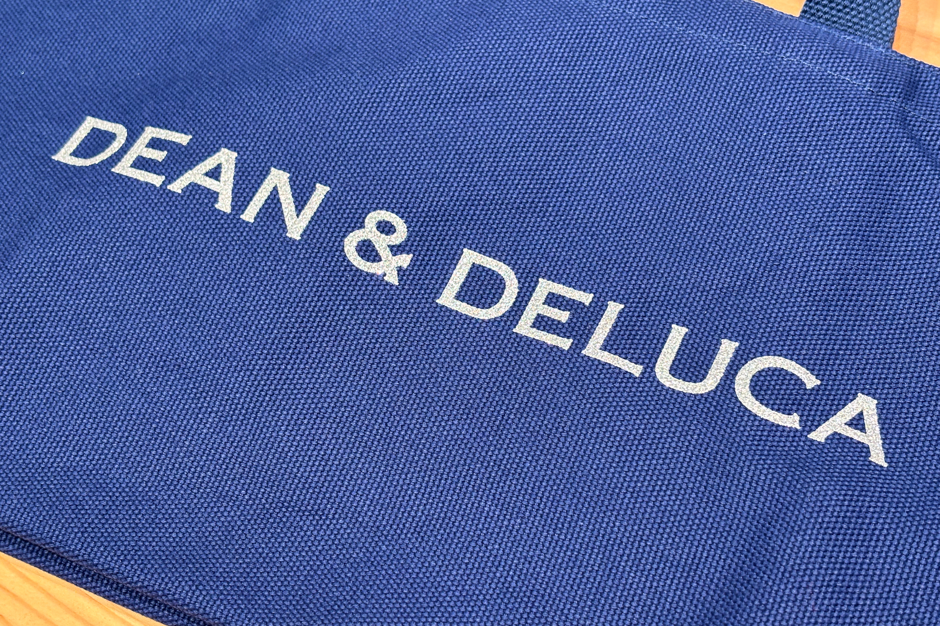 ラピスブルーのロゴはシルバーラメ