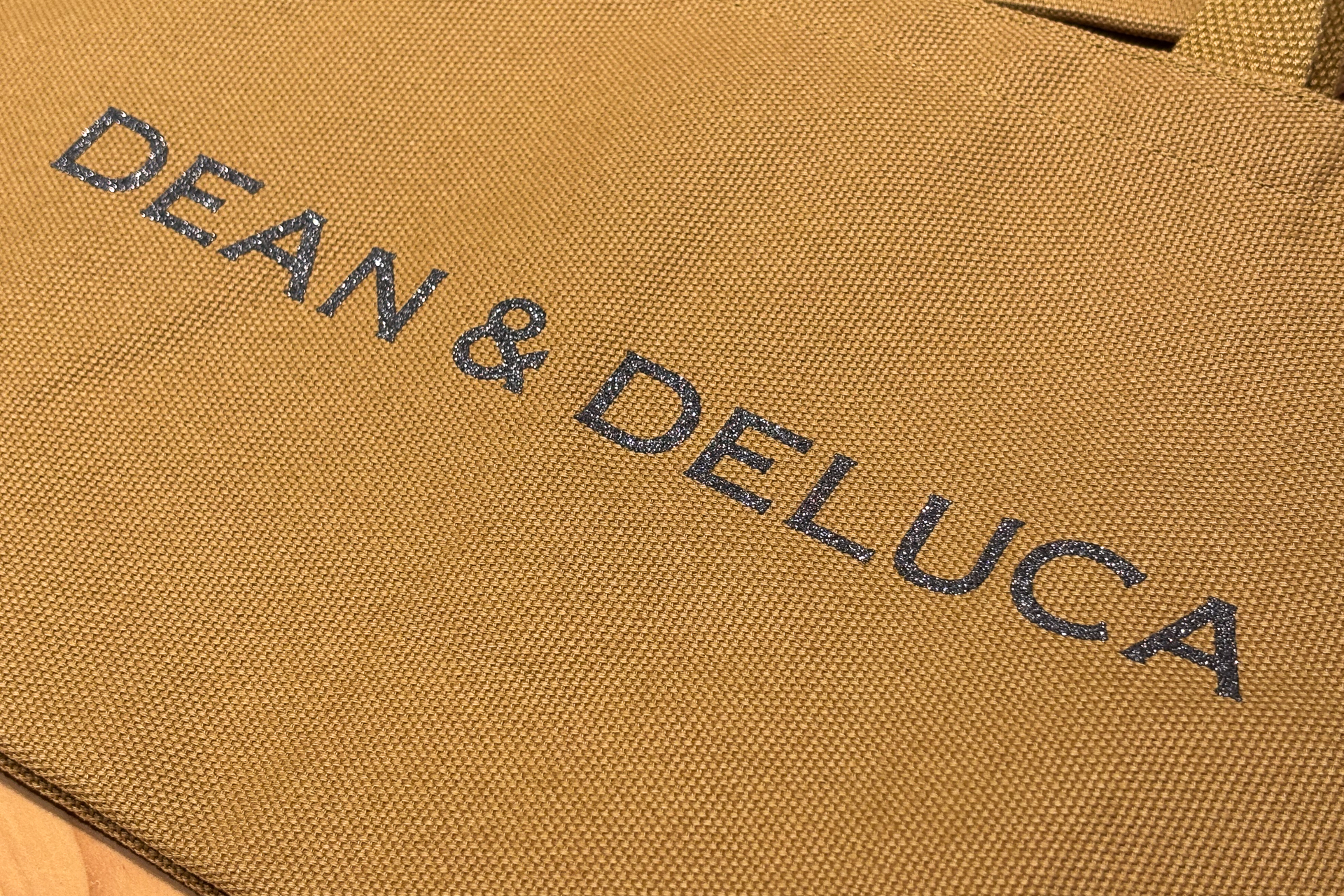 カフェオレのロゴはガンメタル