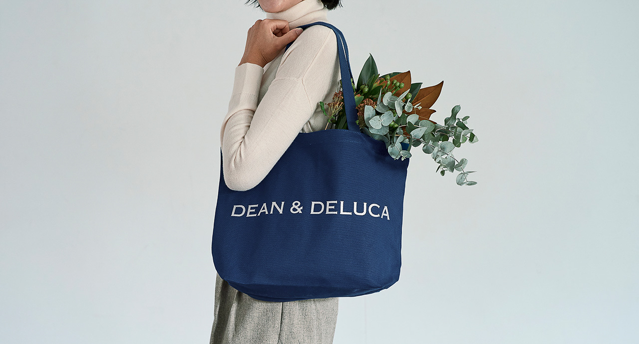 DEAN & DELUCA「チャリティートートバッグ」ラピスブルー Lサイズ（3300円）
